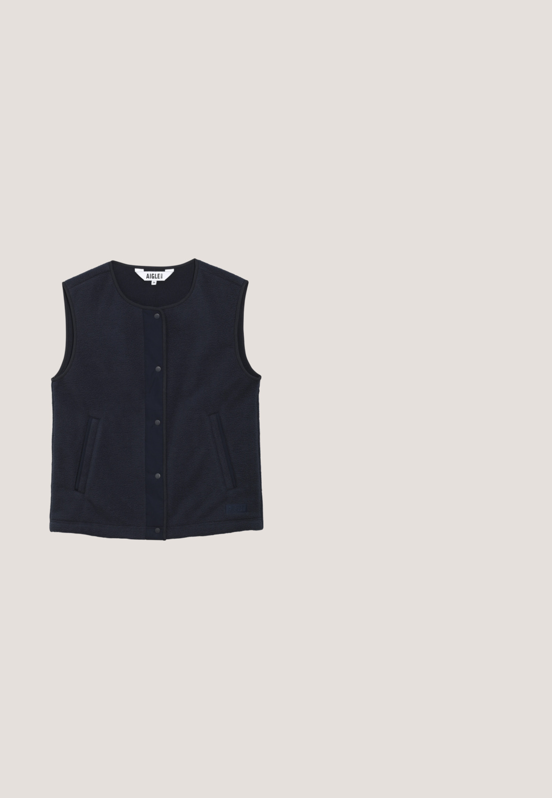 Marine fleece vest met een ronde halslijn, drukknopen sluiting en zijzakken, met een gladde textuur en contrasterende bies.; Marineblauwe lange mouwen crewneck trui met klein borstlogo en geribbelde manchetten en zoom, afgebeeld op een witte achtergrond.; Marineblauwe en crèmekleurige gestreepte lange mouwen shirt met een ronde hals en een kleine beer graphic op de borst. Zachte katoenmaterialen.; Lichtblauwe denim jeans met een slim fit, met voorzakken, een knoopsluiting en een subtiele vervaagde textuur.; Wit en grijs lage sneaker met marineblauwe strepen, witte veters en beige zool, zijaanzicht met merknaam op de middenzool.; Marineblauwe handtas van soepel leer, met een voorvak met klep, twee handvatten aan de bovenkant en een afneembare schouderriem.