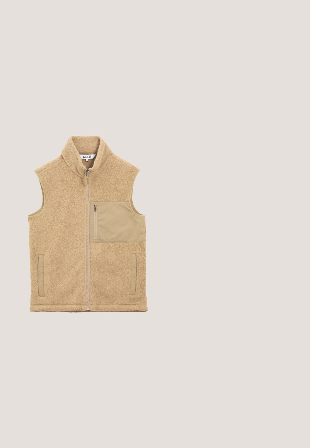 Beež sleeveless fliisvest ees tõmblukuga, kahe eesmise tasku ja ühe rinnataskuga, kõrge krae ja tekstuurse kangaga.; Beež pusa, millel on punase trükiga näokuju päikeseprillidega, pastakas ja käsitsi kirjutatud tekst. Soonikkoes äär ja varrukasäärmed.; Beež lühikeste varrukatega T-särk, millel on must-valged moonutatud horisontaalsed triibud ning rindkerel korduv kirje "KARL LAGERFELD JEANS".; Mustad Nike'i spordipüksid elastse vöökohaga, nöörkinnitusega, küljetaskutega ja tagasihoidliku logoga vasakul reiel.; Tennised, millel on valge nahast pealis ja halli sametiga aktsent. Neil on kummist põhi ja külje peal on habemega näo logo.; Must ristkülikukujuline üleõlakott kahe tõmblukuga taskuga, „KARL LAGERFELD JEANS“ logoga ja reguleeritava bränditud rihmaga valgel taustal.
