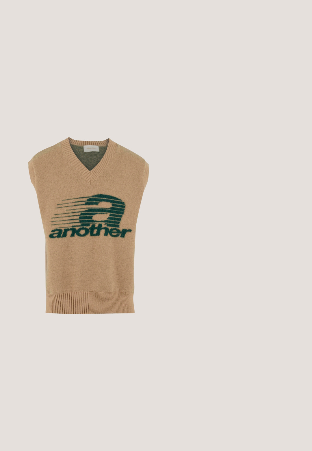 Beige ærmeløs sweater med V-hals, der har et mørkegrønt grafisk design og teksten "another" i fed skrift, lavet af blødt strikmateriale.; Hvid langærmet skjorte med knapper lavet af bomuld, med et lille sort logo på venstre bryst og en klassisk krave med knapdetaljer.; Højtaljede mørkebrune viddebukser med forkantsfolder, bæltestropper, knaplukning og rene kantede kanter.; Brun læder bådsko med hvide sømme, snøre detaljer og lysbrun gummisål, vist fra siden på hvid baggrund.; Ray-Ban solbriller med grønne linser, sorte plastikstel og gyldne detaljer ved kanterne. Firkantet form med mat finish.; Timex Waterbury chronografur med en grøn urskive, kasse i sølv rustfrit stål og sammensat metalarmbånd. Vandtæt op til 50 m.