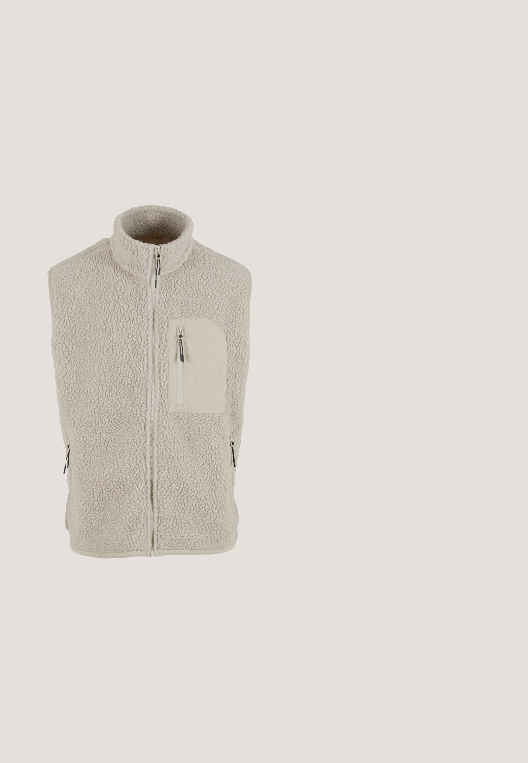 Beige fleece vest med høj krave, frontlynlås og brystlomme. Har en tekstureret overflade og sidelommer med lynlås.; Beige sweatshirt med rund hals, lange ærmer, ribbede manchetter og kant. Blød tekstur, minimalistisk design, velegnet til afslappet brug.; Hvid langærmet t-shirt lavet af blød bomuld, med en rund halsudskæring og et enkelt, sømløst design uden grafiske mønstre eller pynt.; Fritidsbukser med bred benvidde i et afdæmpet gråt stof, der har en blød tekstur, elastisk talje med hvide snore og lige afslutninger.; Lav-snit grå sneaker med tykke teksturerede snørebånd, polstret krave, syninger i panelerne og en rilled gummisål for greb.; Kompakt sort crossbody-taske med lang justerbar strop, forlomme og fastgjort lynlåspung.