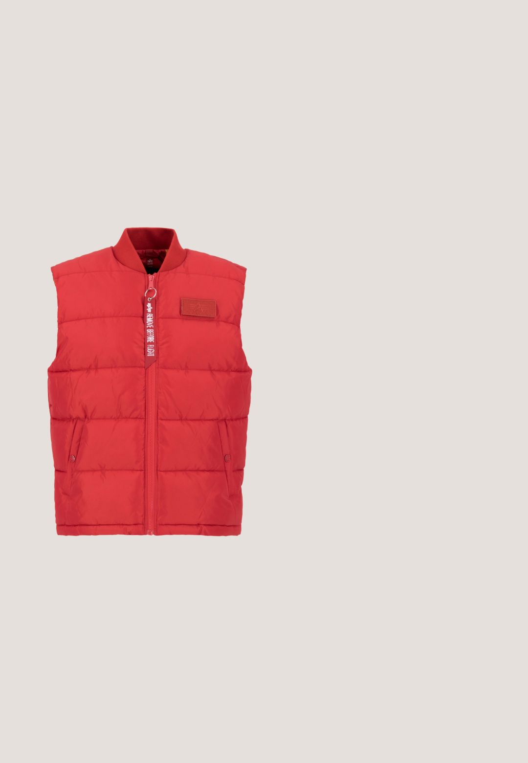 Rote Puffer-Weste mit einem Reißverschluss, Stehkragen, Seitentaschen und einem strukturierten Stoff. Verfügt über eine Markenkennzeichnung am Reißverschluss und im oberen Bereich.; Rotes Baumwoll-Sweatshirt mit langen Ärmeln und gerippten Bündchen. Verfügt über ein kleines weißes Nike-Logo auf der oberen linken Brust. Klassisches Rundhalsausschnitt-Design.; Rotes Baumwoll-T-Shirt mit kurzen Ärmeln und Rundhalsausschnitt. Mit großem weißem Nike-Swoosh-Logo auf der Vorderseite. Glatte Textur, legeres Design.; Burgunderfarbene Sweatpants aus weichem Material, mit elastischem Bund und Kordelzug sowie schmal zulaufenden Bündchen, versehen mit einem kleinen weißen Logo.; Schwarzer Nike-Sneaker mit rotem Swoosh und Logo, schwebend über einer Betonfläche mit Stufen im Hintergrund dargestellt.; Schwarze Schultertasche aus strapazierfähigem Stoff. Verfügt über eine Reißverschlusstasche auf der Vorderseite und einen verstellbaren Schultergurt. Mit Netzdetails und bedrucktem Branding.