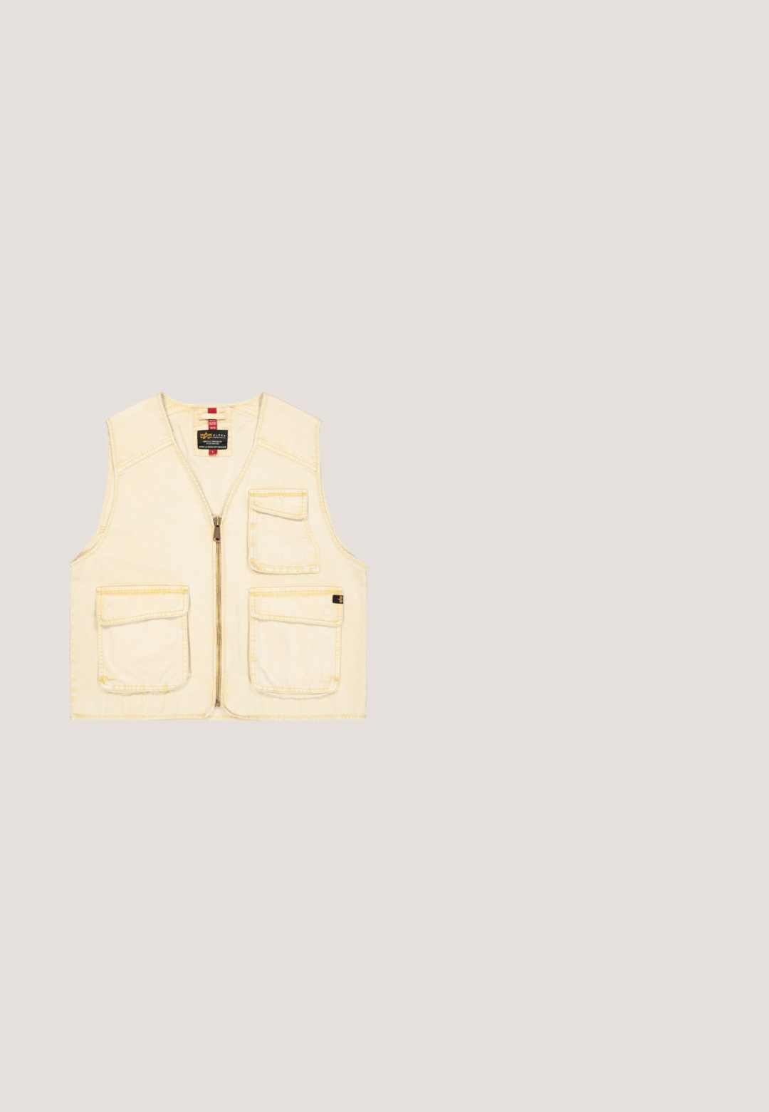 Beige katoenen vest met een voorzichtingsrits, twee grote voorzakken en versterkte stiksels. Licht, casual ontwerp met een recht gesneden silhouet.; Witte polo shirt gemaakt van gestructureerd katoen, met een drieknops sluiting, korte mouwen en een zwart logo op de borst.; Beige cargobroek van katoen, met zijzakken, elastische boorden en een rood label aan de tailleband.; Sneakers met een gele textileen bovenkant, beige suède accenten, zwart lederen logo, bruine zool en zwarte details op de hiel.; Rechthoekige schildpadzonnebril met lichtbruine hydrofobe glazen en dunne glazenpoten met het Timberland-logo gegraveerd.; Compact tan- en bruine draagtas met zwarte rits, bovenhandvat en blauwe sluiting op het voorvak, gebrandmerkt met kleine zwarte logo's.