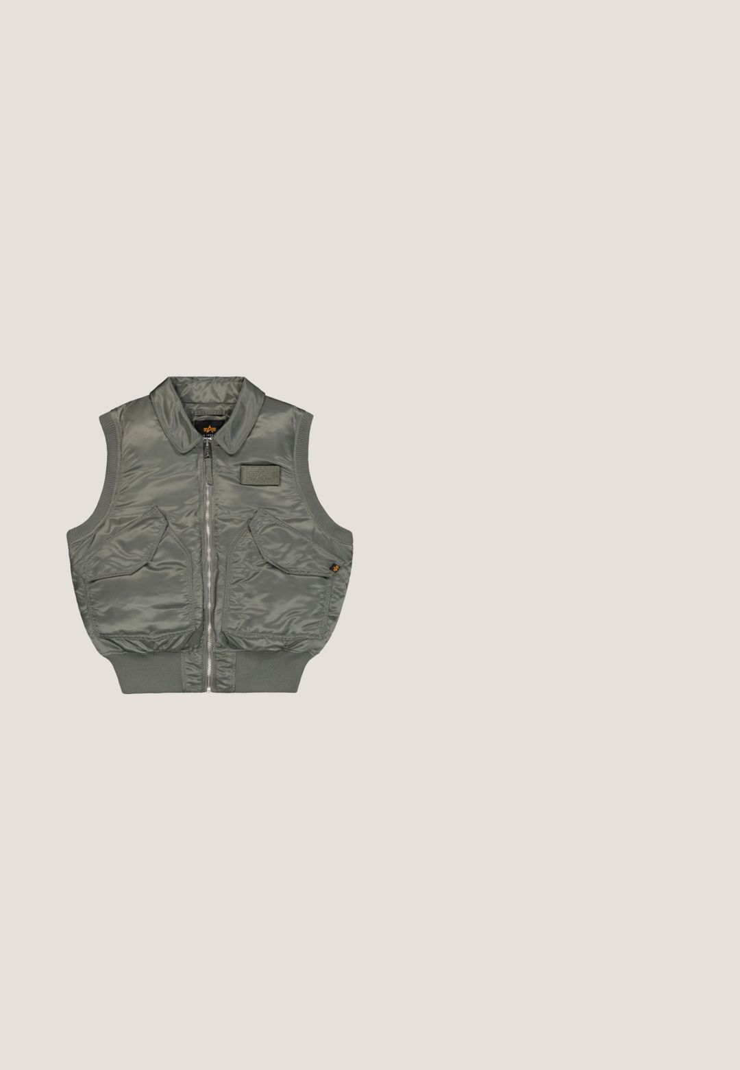 Mouwloze olijfgroene gewatteerde bodywarmer met ritssluiting aan de voorkant, twee grote voorzakken, geribde zoom en kraagdetail.; Donkergroen sweatshirt met lange mouwen, ronde hals, ribbelboord bij de mouwen en onderkant, met een klein patch op de borst en een zijzak op de mouw.; Donkerblauw T-shirt met korte mouwen en ronde hals met een klein rechthoekig logoplaatje op de linkerborst.; Olijfgroene broek gemaakt van een katoenmix. Heeft taps toelopende benen, contrasterende kniezakken, elastische boorden en een knoopsluiting.; Sportieve sneaker met een zwarte leren bovenkant, beige en bruine suede accenten, en een mintgroene hiel. Heeft een gestructureerde rubberen zool en een vetersluiting.; Pepe Jeans WAYNE CORE - Schoudertas - dark grey