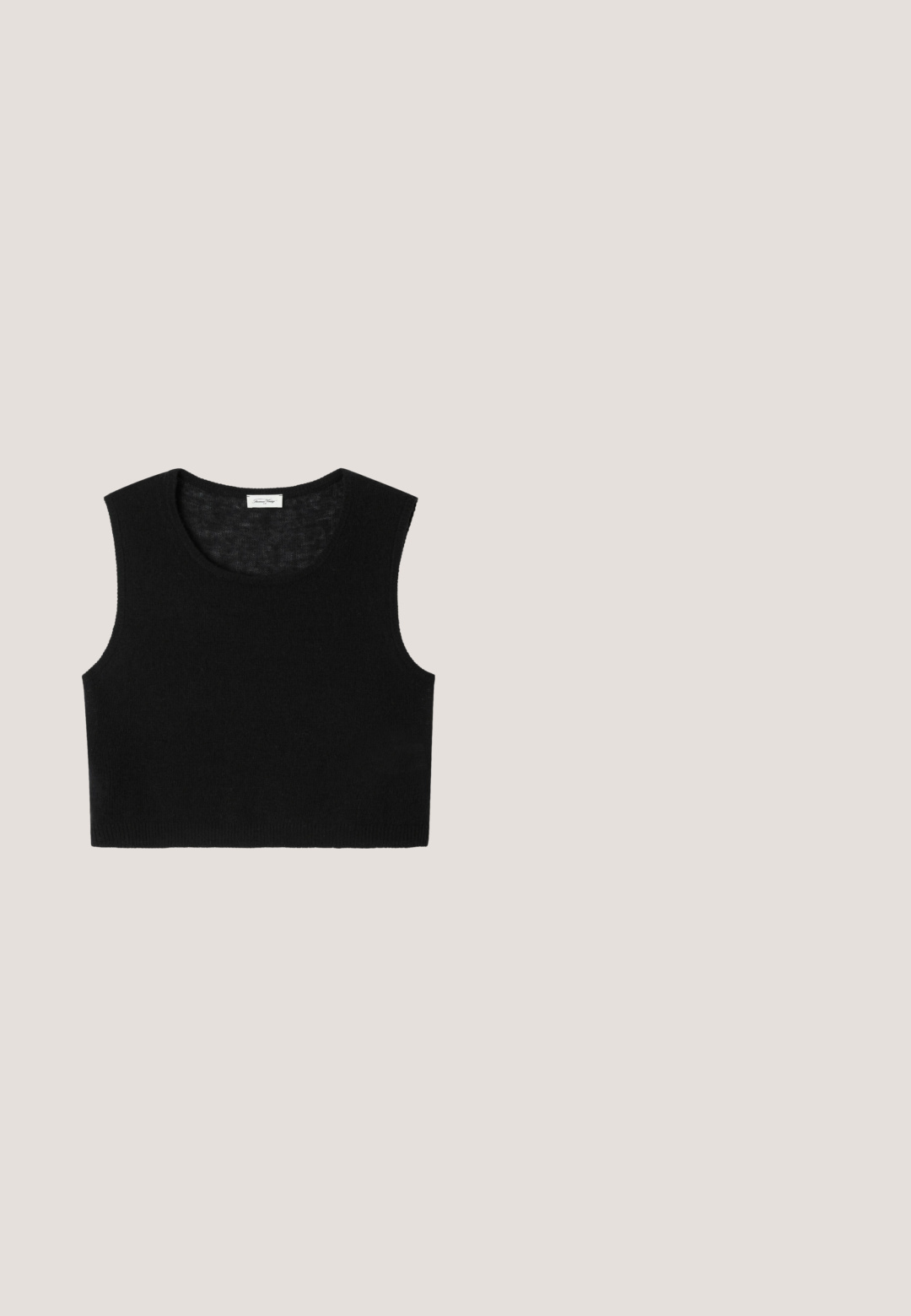 Mustat lyhyet tank topit, joissa on pyöreä kaula-aukko, hihaton malli ja pehmeä neuletekstuuri. Ei näkyviä kuvioita tai metalliosia.; Lyhythihainen napillinen paita mustavalkoisella tikattu kuvio, kontrastivärinen reunus kauluksessa ja rintataskuissa.; Vaaleanharmaat leveät housut, joissa on teksturoitu kangas, etupuolella laskokset ja muotoiltu vyötärö. Minimalistinen muotoilu, ei näkyvää metalliosaa.; Pitkät mustat nahkasaappaat, joissa on matala korko, koristeelliset soljet nilkassa ja ylhäällä sekä vetotappi takana.; Musta nahkainen käsilaukku, jossa on yläkahvat, säädettävä olkahihna, kultainen merkkilogo ja jäsennelty suorakaiteen muoto valkoisella taustalla.; Kaksi kultaa olevat rengaskorvakorut, joissa on sileä, kiillotettu pinta, pyöreä muoto ja saranoitu kiinnitys. Muotoilu on moderni ja minimalistinen.