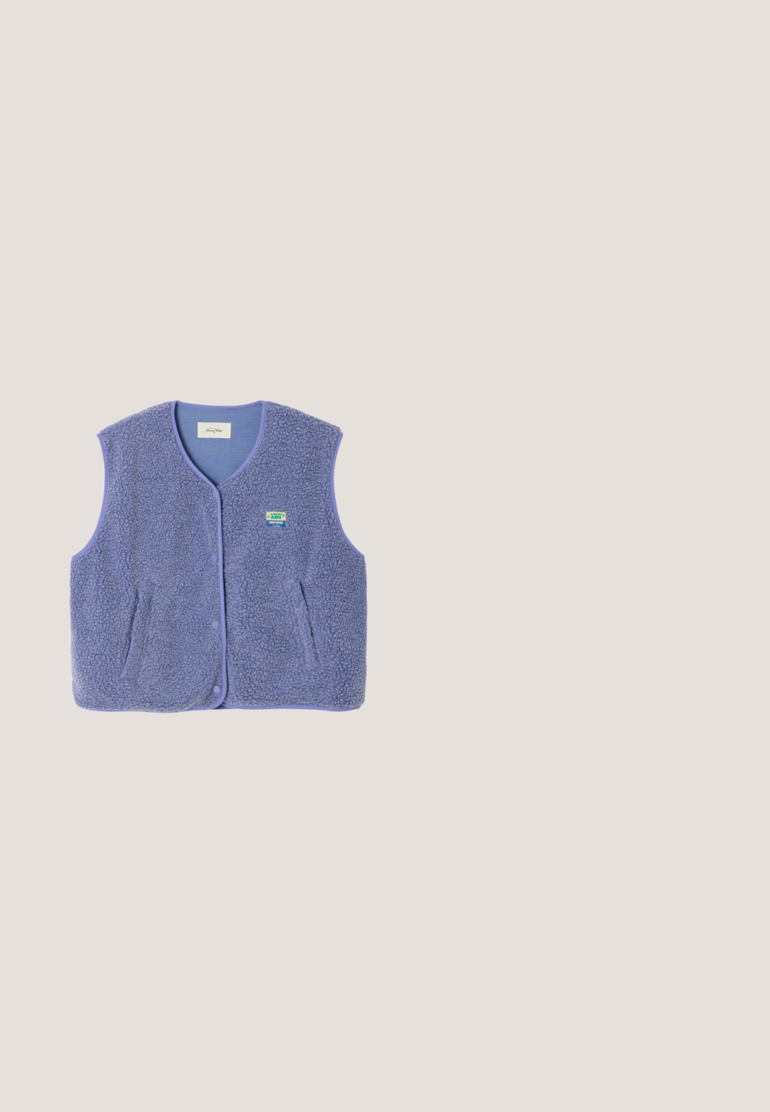 Paarse fleece-vest met een textuur aan de buitenkant, vooraan drukknoopsluitingen en twee zijzakken. Geaccentueerd met een contrasterende lichtpaarse bies.; Lichtpaarse katoenen t-shirt met een ronde hals, korte mouwen en het woord "DICKIES" geborduurd in donkerpaars op de borst.; Denimrok in lichtgrijs. A-lijn ontwerp met voorzakken, een zichtbare naad in het midden en een enkele metalen knop op de tailleband.; Lage sneaker met zwart-witte koeienprint, witte strepen, roze veters en een zool van gum rubber.; Blauwe halfmaansvormige crossbodytas met verstelbare riem en ritssluiting aan de bovenkant, weergegeven tegen een eenvoudige lichte achtergrond.; Zilveren oorringen met een gestructureerd, bobbelig ontwerp. Gemaakt van metaal, met een veilige paatsluiting en een gepolijste afwerking.