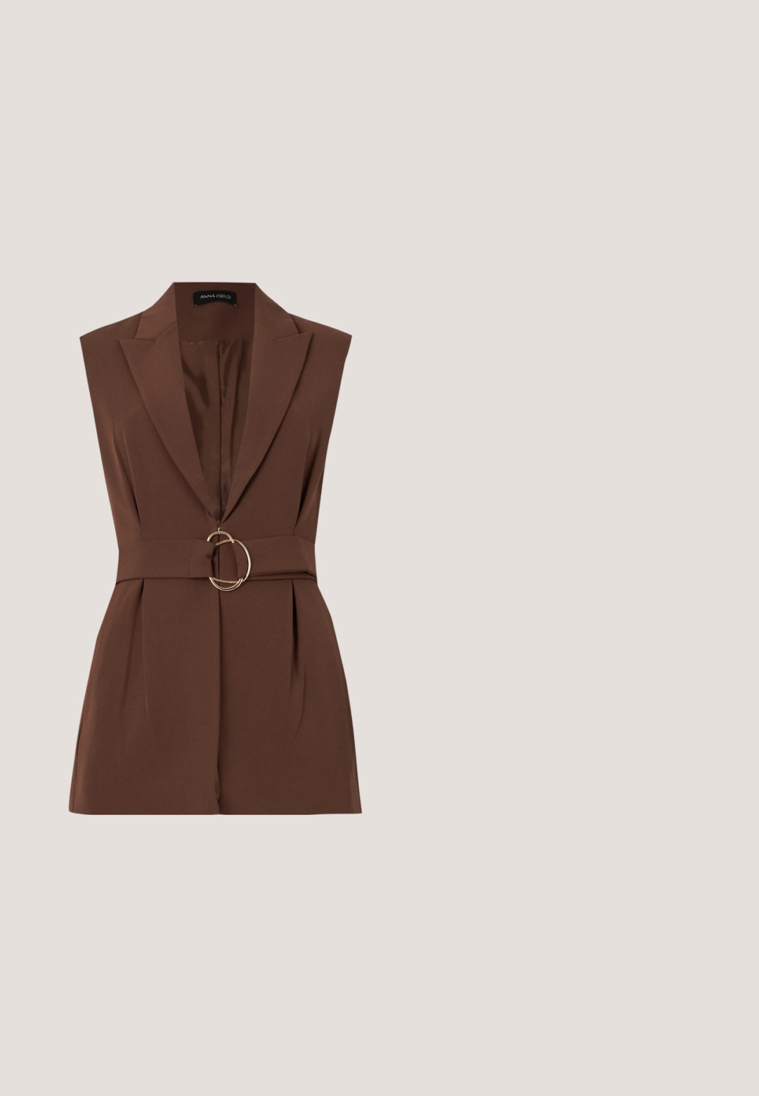 Robe blazer marron sans manches avec col à revers et ceinture avec boucle métallique ronde, affichée sur un fond gris clair.; Haut sans manches de couleur marron foncé avec une texture, un col rond et un détail froncé sur une épaule.; Shorts marron taille haute, ajustés, avec coutures verticales et poches latérales, présentés à plat sur un fond clair.; Ballerines en cuir marron avec un bout rond, un petit talon noir et un nœud décoratif avec des accents dorés à l'avant. Texture lisse.; Sac à main en cuir marron foncé avec deux poignées supérieures, bandoulière amovible, boucles dorées, fermeture éclair et petit logo circulaire à l'avant.; Chaîne en or avec un pendentif circulaire orné d'une pierre précieuse claire et une boucle ouverte plus grande en dessous, attachée par un fermoir délicat.