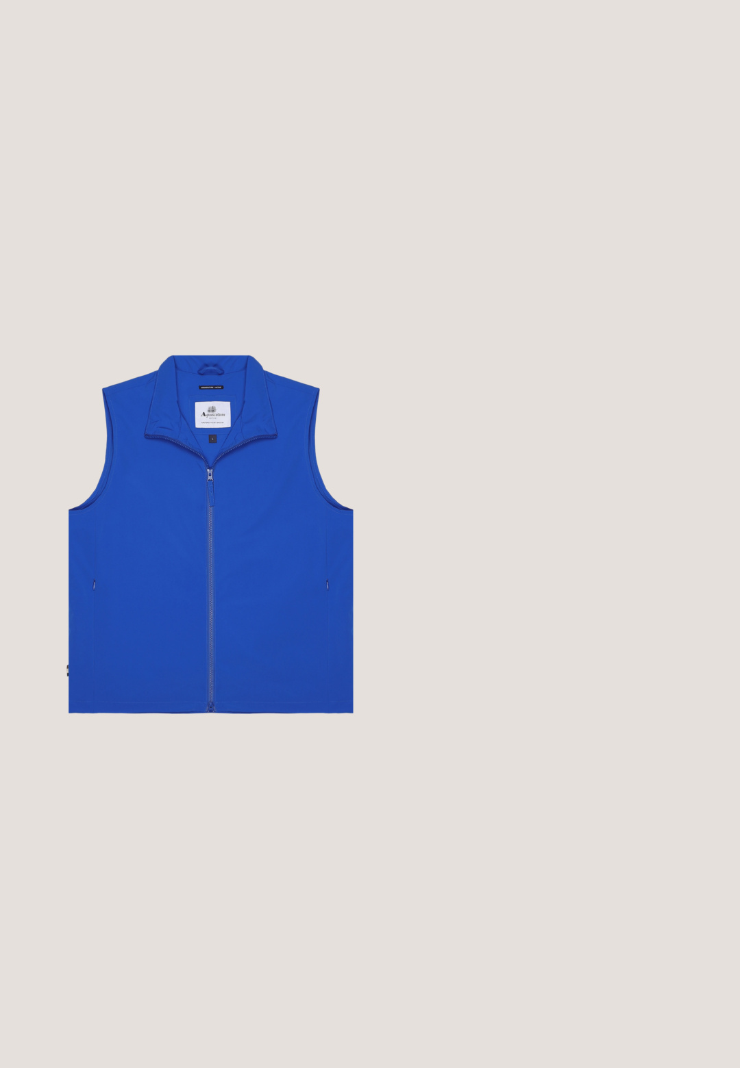 Blaue ärmellose Weste mit Reißverschluss und Kragen, zwei Seitentaschen und Markenetikett im Nackenbereich.; Blaues Baumwoll-T-Shirt mit kurzen Ärmeln und Rundhalsausschnitt, mit weißem Drucktext auf der oberen linken Seite. Glatte Textur und lockere Passform.; Marineblaue Baumwollhose mit geradem Beinschnitt, ausgestattet mit einem vorderen Knopfverschluss und Seitentaschen. Glatte Textur mit minimalen Details.; Blaue Wildledersneaker mit weißen Lederakzenten, strukturierter Oberfläche, rundem Zeh und Gummisohle. Mit Logodetail an der Seite.; Silberne Manschettenknöpfe in Form von Dackelhunden, die gestreifte Pullover in Blau, Grün, Rot, Gelb und Schwarz tragen.; Marineblauer, beiger und weißer gewebter Stoffgürtel mit silberner rechteckiger Schnalle und marineblauen Lederdetails an beiden Enden.