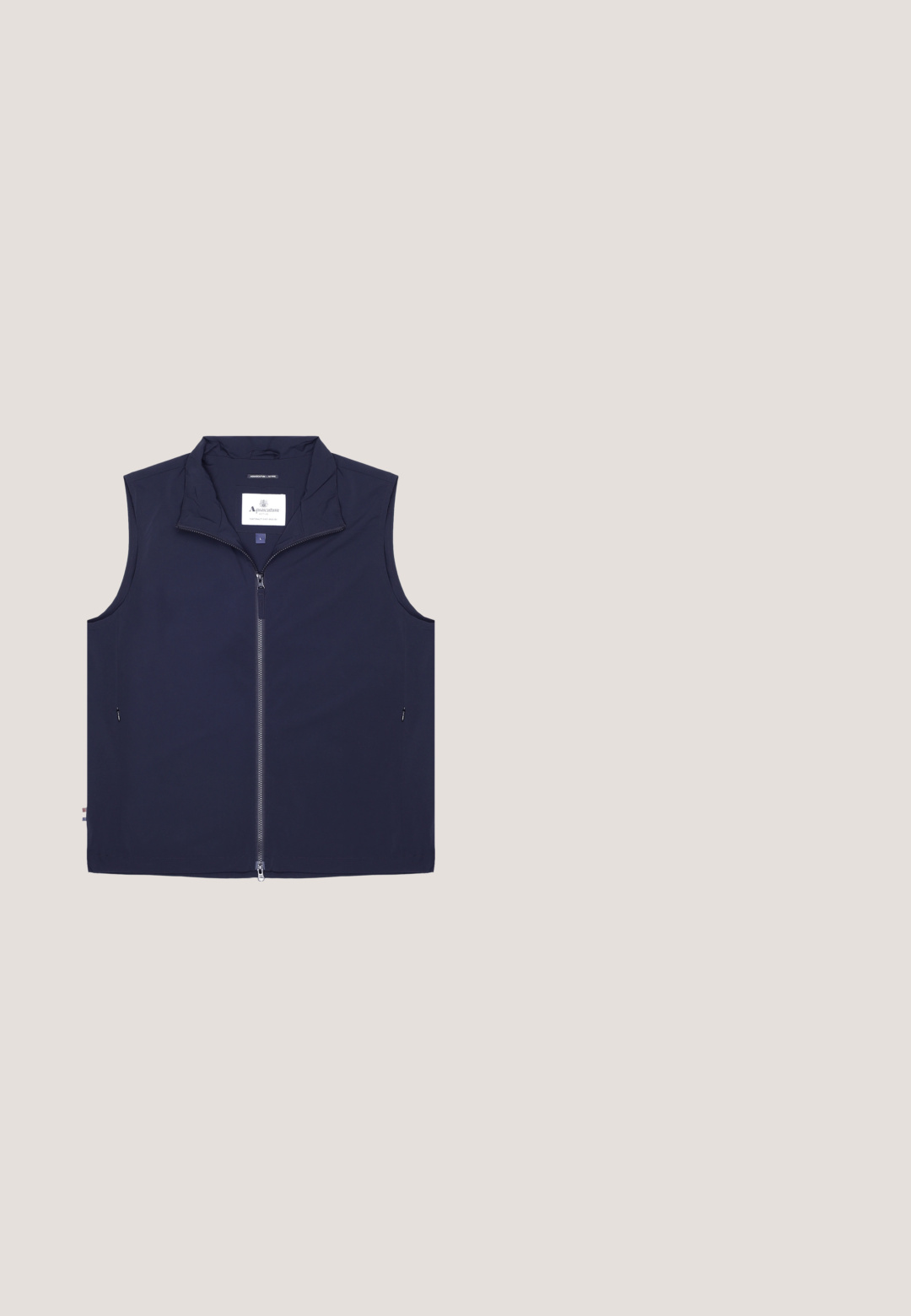 Marineblaue ärmellose Weste mit durchgehendem Frontreißverschluss und Stehkragen, zwei seitliche Reißverschlusstaschen, Größenetikett groß innen im Kragen.; Langärmliges Poloshirt, creme- und navyfarben, aus Baumwollmischung. Verfügt über ein navyfarbenes Band mit weißem Text und einen klassischen Kragen mit navyfarbener Einfassung.; Schwarze Jogginghose mit weißen Seitenstreifen, elastischem Bund, zwei vorderen Taschen mit Druckknöpfen und einem runden MOP-Logo am rechten Oberschenkel.; Marineblaue und braune Freizeitsneaker mit weißer Sohle, strukturiertem Grip, Schnürung vorne und gepolstertem Kragen für Komfort.; Rechteckige Sonnenbrille mit dunkelblauen Gläsern, schwarzem Metallrahmen und schlanken Bügeln. Verfügt über verstellbare Nasenpolster für eine individuelle Passform.; Dunkelblaue Crossbody-Tasche mit verstellbarem schwarzem Riemen, USPA-Logo mit einem Polo-Spieler geprägt auf der Vorderseite, kompakte rechteckige Form.