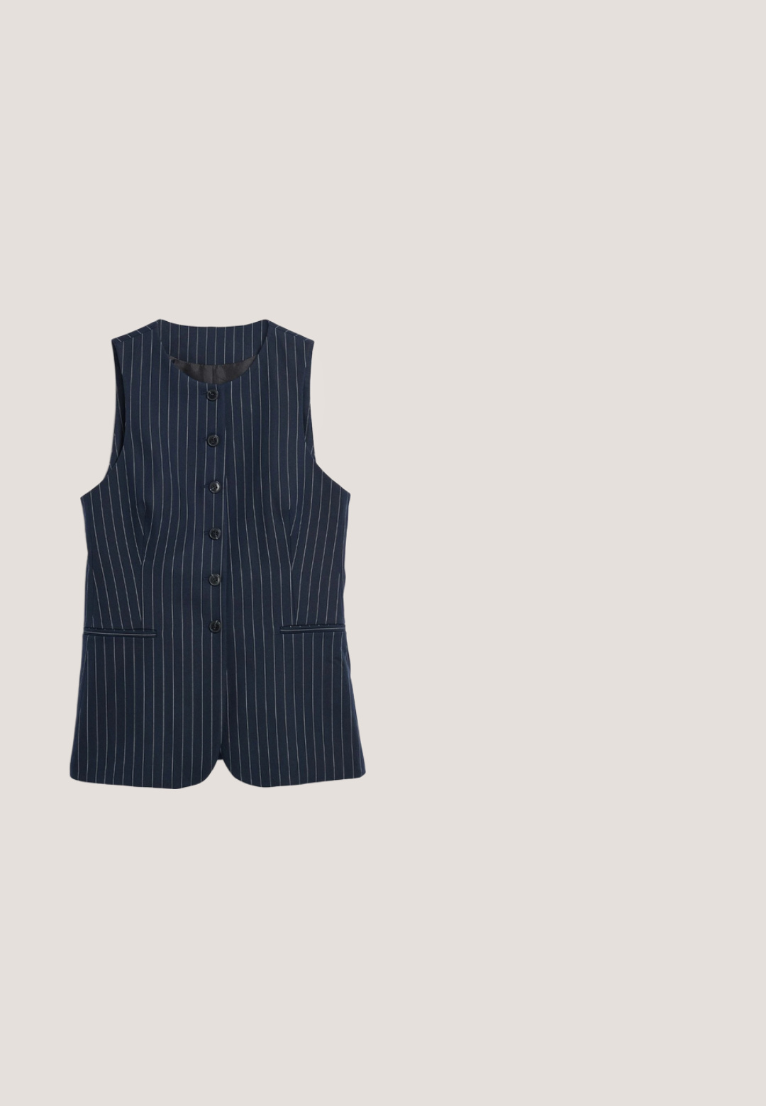 Marineblaues ärmelloses Weste mit vertikalen weißen Nadelstreifen, fünf schwarzen Knöpfen und zwei vorderen Leistentaschen.; Marineblaue Tanktop mit horizontalen weißen Streifen, aus dehnbarem Stoff gefertigt. Verfügt über einen Rundhalsausschnitt und ein kleines Markenetikett am Saum.; Marineblaue Nadelstreifen-Shorts mit grauem elastischem Bund und marineblauem Kordelzug, auf weißem Hintergrund dargestellt.; Marineblaue Low-Top-Sneaker mit Wildleder- und Stoffeinsätzen, vorderer Schnürung, aufgenähtem Seitenlogo und weißer Sohle mit schwarzer Profilsohle.; Sechseckige Sonnenbrille mit einem dunklen Schildkrötengestell und blauen, getönten Gläsern, die eine glatte Textur und breite Bügelarme aufweisen.; Gestreifte Tragetasche mit blauen und weißen Streifen, aus gewebtem Material. Verfügt über zwei blaue Lederhenkel und ein kleines goldenes Logo auf der Vorderseite.