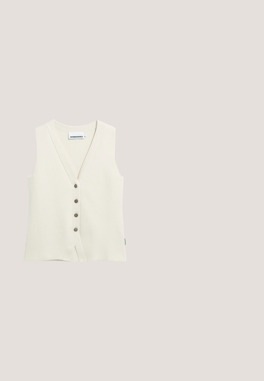 Off-white mouwloos gilet met knopen, V-hals en vier knopen aan de voorkant, met het label "ARMEDANGELS" aan de binnenkant van de kraag.; Witte korte mouwen blouse met een kraag, met een gestructureerd kreukpatroon en een sluiting met knopen aan de voorkant.; Ecru wijde broek met een elastische tailleband en een verstelbaar koord aan de voorkant, weergegeven op een witte achtergrond.; Beige schuifsandaal met kruisbanden, voorzien van een gouden rechthoekige gesp. Gladde stof met een vlakke bruine zool.; Schilpaddenbril met een stevige rechthoekige montuur, bruine lenzen en slanke pootjes met een subtiele merkdetail.; Beige gevlochten strohandtas met tanleren accenten, stevige dubbele handvatten en een afneembare schouderriem; voorzien van een subtiel gouden logo detail.