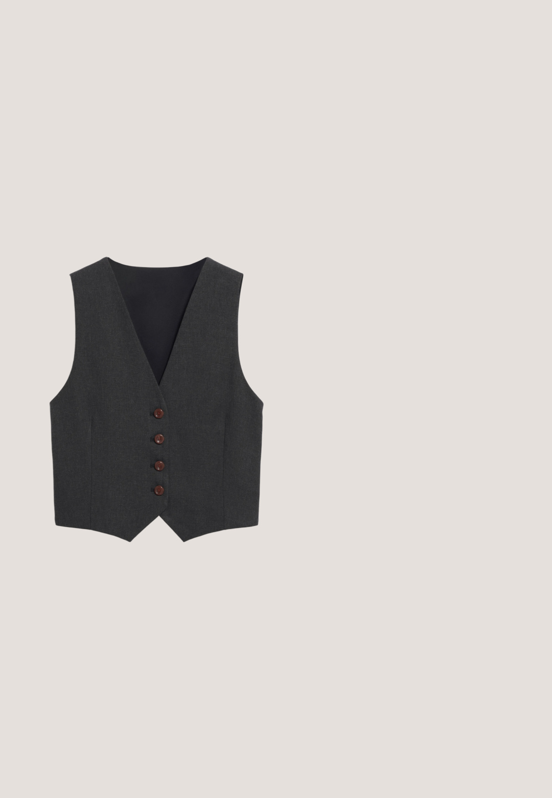Herrenweste in Anthrazitgrau mit tiefem V-Ausschnitt, fünf braunen Knöpfen und einer eleganten, glatten Textur. Mit schwarzem Rückenteil gefüttert.; Schwarzes Rundhalsshirt mit aufgekrempelten kurzen Ärmeln und kleinem besticktem Logo auf der linken Brust, auf weißem Hintergrund dargestellt.; Schwarze, weit geschnittene Hose mit Gürtelschlaufen, seitlichen Taschen und geradem Schnitt, vor weißem Hintergrund gezeigt.; Schwarze Leder-Mules zum Hineinschlüpfen mit spitzer Zehenform, Riemen mit einer silbernen Schnalle und flacher Sohle. Glatte Textur mit minimalen Nähdetails.; Schwarze übergroße Sonnenbrille mit quadratischen Gläsern, glanzvollen Rahmen und einem subtilen goldenen Akzent an der Seite. Strukturierte Details in der Nähe der Schläfen.; Schwarze, gewebte Ledertasche in Mondsichelform mit einem einzelnen geflochtenen Griff und Reißverschluss oben.
