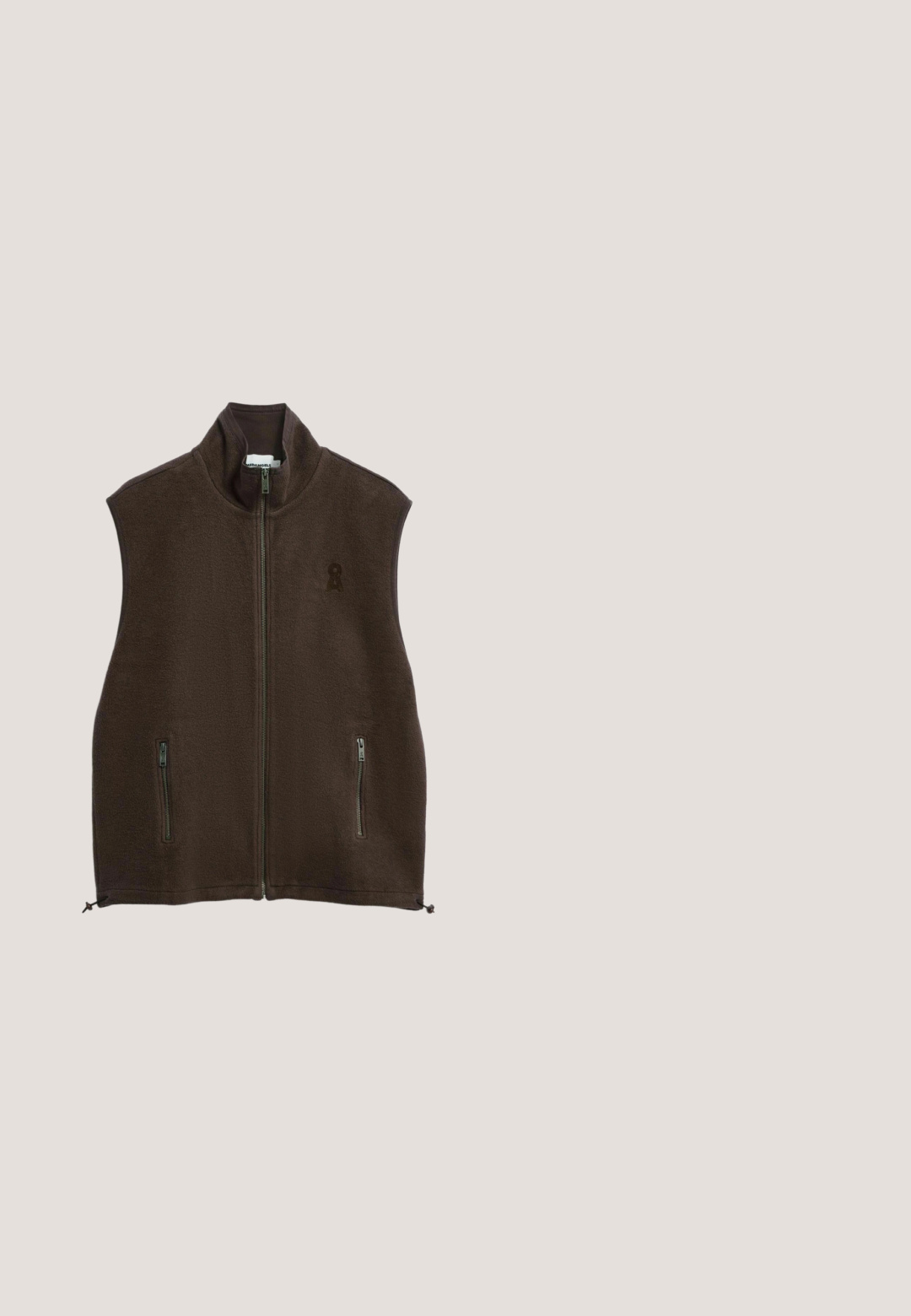 Donkerbruine mouwloze fleece bodywarmer met rits vooraan, twee met rits sluitbare zakken, hoge kraag en klein geborduurd logo op de linkerborst.; Donkerbruine longsleeve sweatshirt met ronde hals, verlaagde schouders, brede manchetten en kleine ritsen aan de zijkanten van de zoom.; Effen wit shirt met lange mouwen en ronde hals, slim fit, plat gelegd op een witte achtergrond.; Bruine wijde broek met elastische tailleband en koordje, gestructureerde stof en kleine geborduurde tekst op het bovenbeen.; Bruine suède sportschoen met witte veters, lichtbeige voering, gumzool en metalen gouden details op hiel en teenkap.; Zachte bruine handtas met een nonchalante, halvemaanvormige vorm en brede schouderriem, met subtiele krokodillenstructuur.