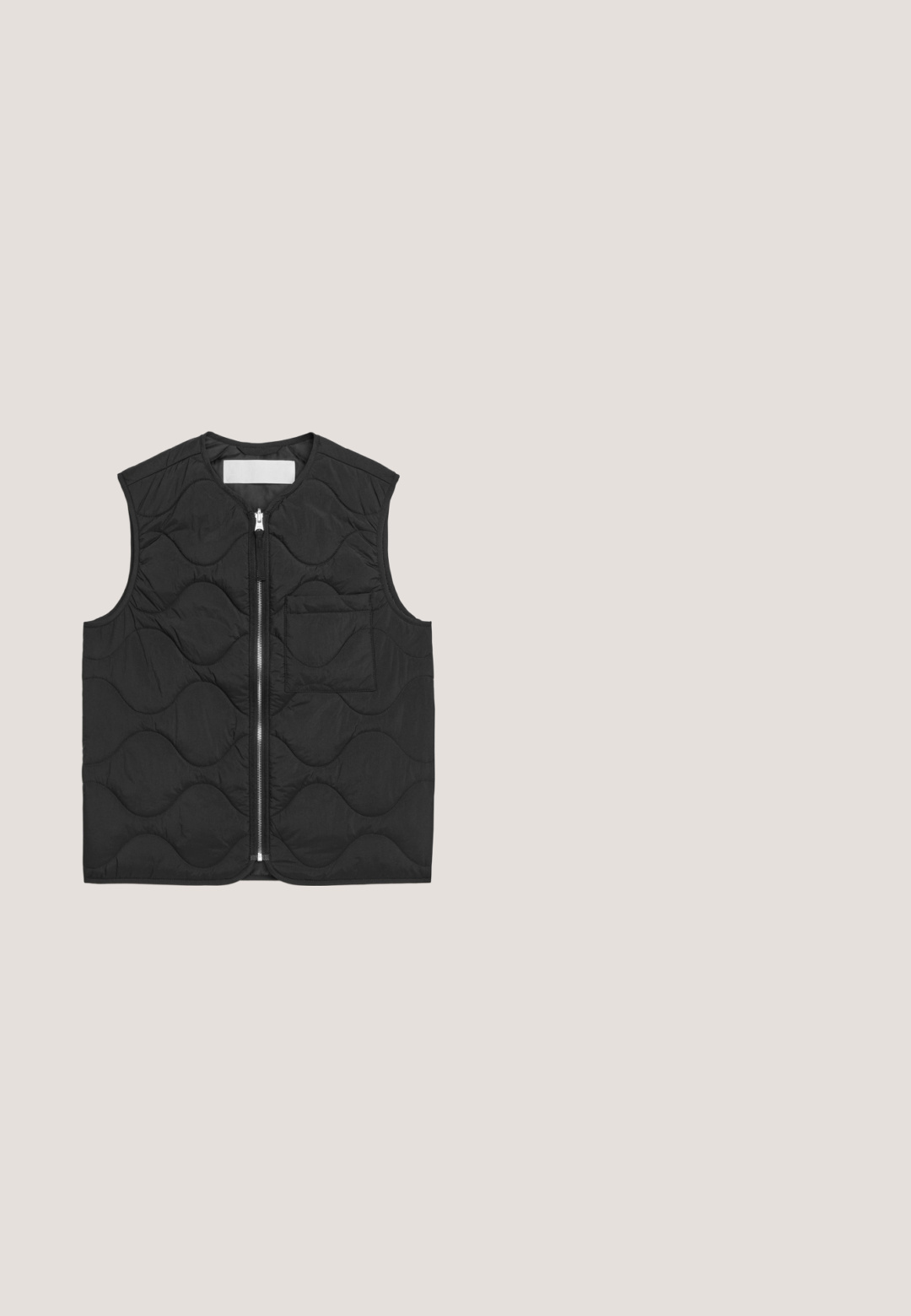 Gilet rembourré noir avec un motif en vagues, fermeture zippée à l'avant et une petite poche sur la poitrine. Design sans manches avec un col rond et une texture lisse.; T-shirt noir à manches longues et col rond, posé à plat sans motif ni logo visible sur fond blanc.; Pantalon noir à jambes larges avec plis sur le devant, passants pour ceinture et fermeture à bouton, présenté sur un fond clair uni.; Mocassins en cuir noir avec une finition texturée, dotés d'une bride décorative à l'avant et d'un bout arrondi. Semelle en caoutchouc pour plus de durabilité.; Lunettes de soleil rectangulaires noires avec verres gris, finition mate et accent argenté sur les branches. Design minimaliste, look moderne.; Portefeuille en cuir noir texturé avec deux poignées et une bandoulière détachable, doté d'une fermeture éclair argentée et de ferrures métalliques.