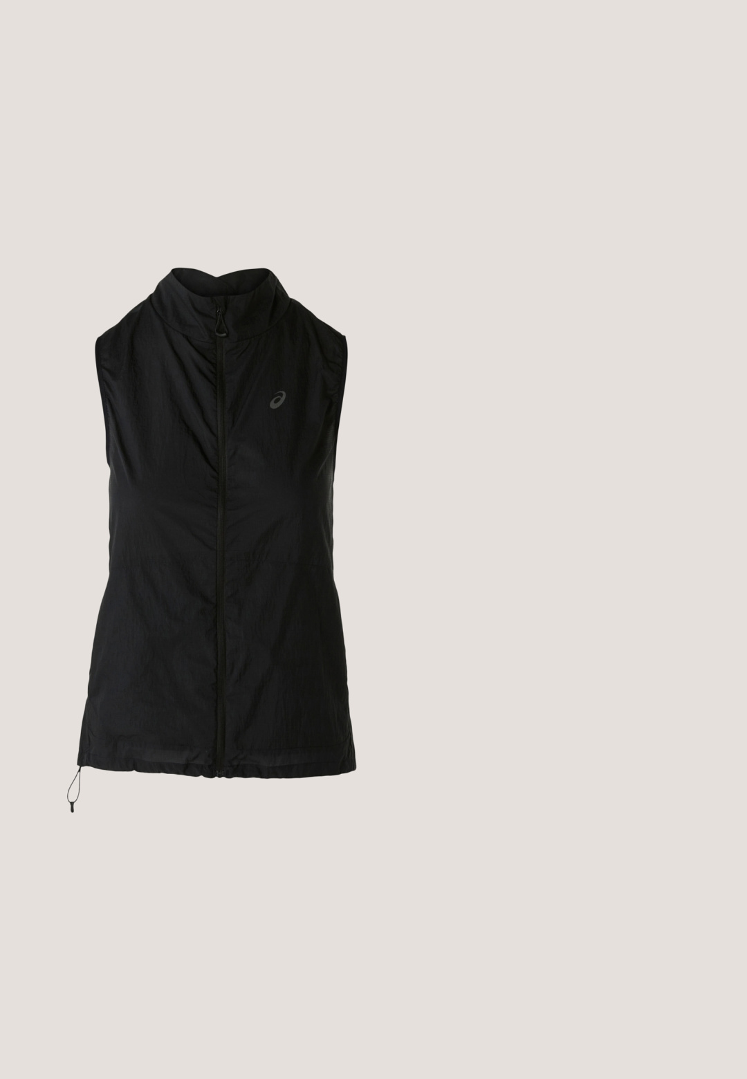 Schwarze ärmellose Weste aus leichtem Stoff, mit hohem Kragen und einem Reißverschluss vorne. Verstellbarer Kordelzug am Saum für eine ideale Passform.; Kurze ärmels, cropped, brauner Sportoberteil aus glattem, leichtem Stoff mit einem subtilen Glanz und einem kleinen Logo auf der Brust.; Schwarze Sportshorts mit glatter Textur, figurbetontem Design und hohem Bund. Mit kontrastierenden Nähten und einem kleinen Logo am unteren Bein.; Schwarzer Laufschuh mit einem strukturierten Strickoberteil, rosa Sohle und reflektierenden Akzenten. Verfügt über flache Schnürsenkel und einen gepolsterten Kragen.; Schwarze Kunststoffsonnenbrille mit elegantem, geschwungenem Design und dunklen polarisierten Gläsern. Verfügt über glatte Kanten und keine sichtbaren Hardwaredetails.; Schwarze fingerlose Handschuhe mit einem strukturierten Design. Hergestellt aus einem atmungsaktiven Material, mit einem Daumenloch und verstärktem Handballen für besseren Grip.