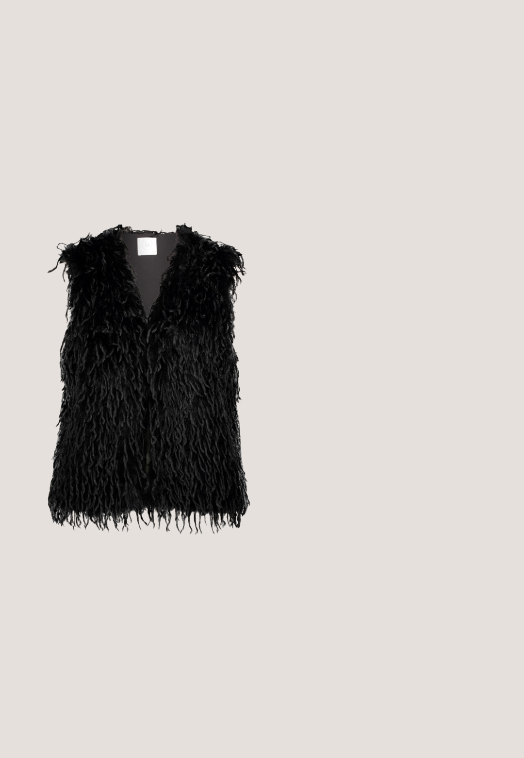 Veste noire sans manches avec une texture longue et hirsute en fausse fourrure et un devant ouvert, présentée sur fond blanc.; Camisole en crêpe noire avec fines bretelles réglables, bordure en dentelle festonnée au niveau du décolleté et de l'ourlet, présentant des motifs floraux délicats.; Pantalon large noir avec un design superposé ; la moitié supérieure est ornée de sequins, tandis que la moitié inférieure est en dentelle transparente avec une texture à motif.; Escarpin noir à bout pointu, bride arrière, talon bas et tissu transparent avec motif floral brodé.; Lunettes de soleil noires surdimensionnées avec des verres dégradés, en forme carrée, et des accents dorés sur les branches. Fabriquées en plastique brillant.; Sac à main en sequins noir et or, de forme arrondie, avec une courte poignée et une surface texturée. Présente des accents scintillants sur toute sa surface.