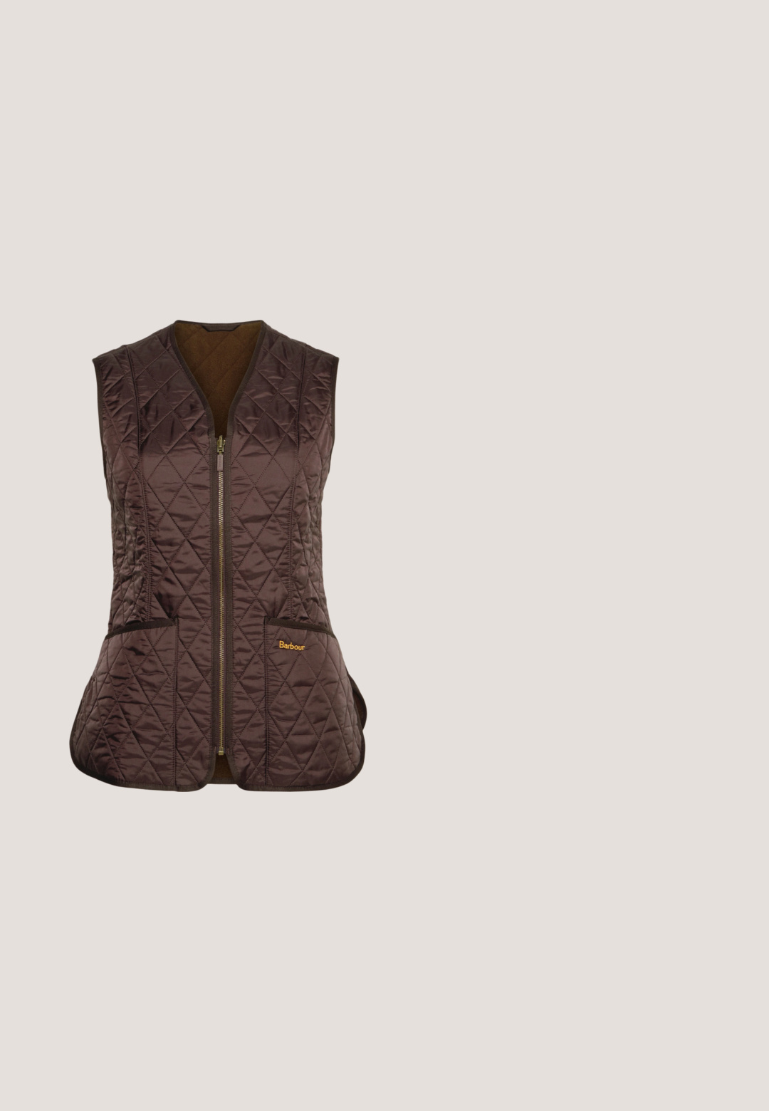 Barbour BETTY LINER - Veste sans manches - brown; Haut à manches longues en vert olive, avec un large col en scoop, une coupe ajustée, une texture douce, et une étiquette portant le nom "Anna Field."; Mother THE HALF PIPE ANKLE - Wide Leg - off-white; MIISTA DAHLIA - Bottes à plateau - brown; Sac fourre-tout en toile marron avec deux poignées courtes et une sangle d'épaule réglable. Comprend des accessoires en or et une bordure beige contrastante.; Boucles d'oreilles en or avec un design élégant et arrondi. Présentent un centre creux et une surface brillante, complétant les styles modernes.