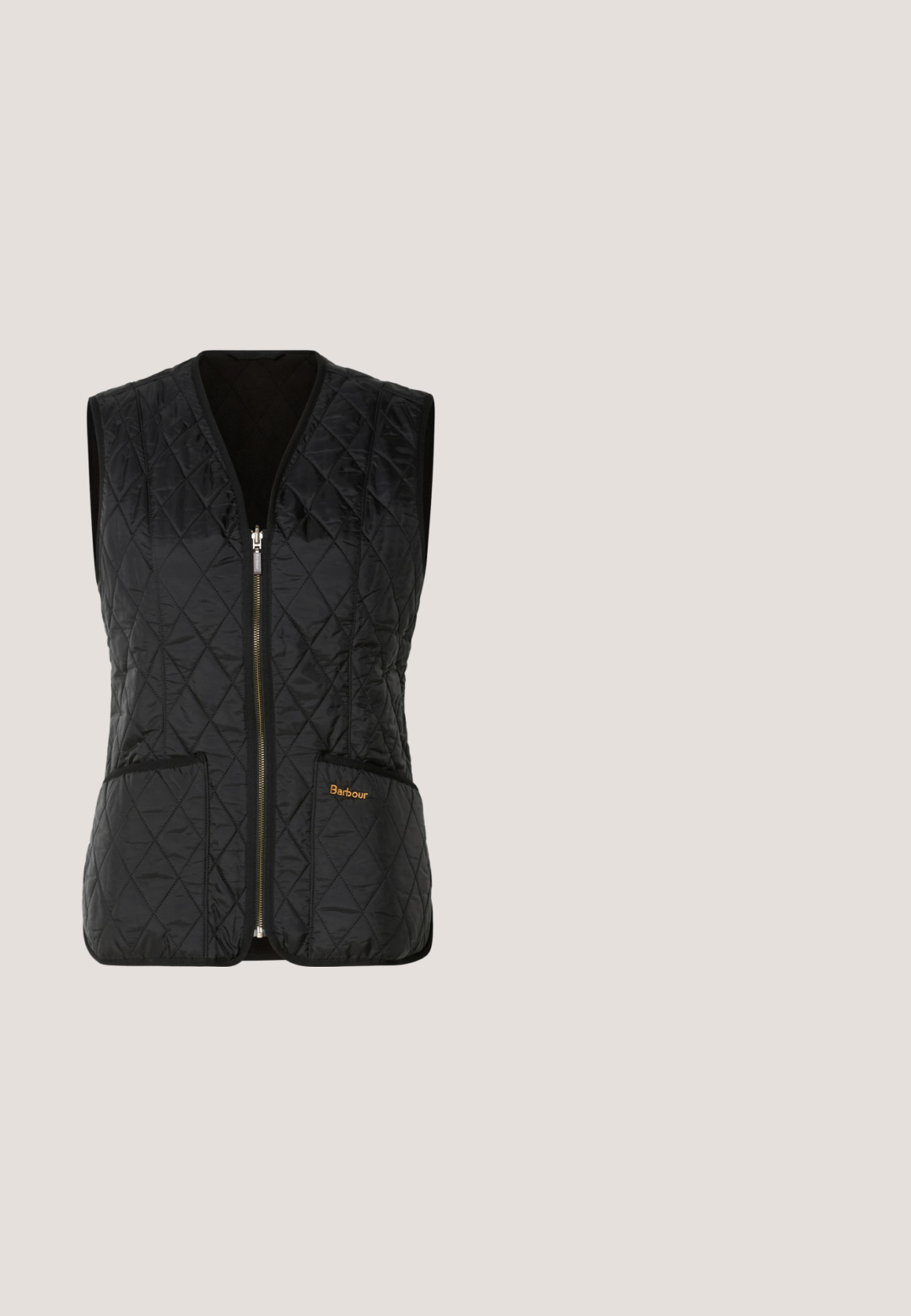 Schwarze Stepp-Weste mit Reißverschluss, ausgestattet mit zwei Vordertaschen und orangefarbenem "Barbour"-Logo. Glatte Textur und ärmelloses Design.; Hellgrüner Rollkragenpullover aus geripptem Strickstoff. Dropped-Shoulder-Design, minimale Nahtdetails und lange Ärmel.; Hellgraue Hosen mit weitem Bein, elastischem Bund und Kordelzug, Fronttaschen und einem dezenten strukturierten Stoff.; Schwarze Leder-Stiefelette mit einem eleganten Design, abgerundetem Zehenbereich, strukturiertem Stich an der Oberseite und einem Blockabsatz. Verfügt über einen Reißverschluss und eine Zuglasche.; Schwarze Leder-Shopper-Tasche mit zwei Schulterriemen und einem kleinen goldenen Logo unten in der Mitte, präsentiert vor einem schlichten Hintergrund.; Gold- und Silber-Halbcreolen mit polierter Oberfläche, die auf einer Seite mit kleinen klaren Strasssteinen akzentuiert sind.