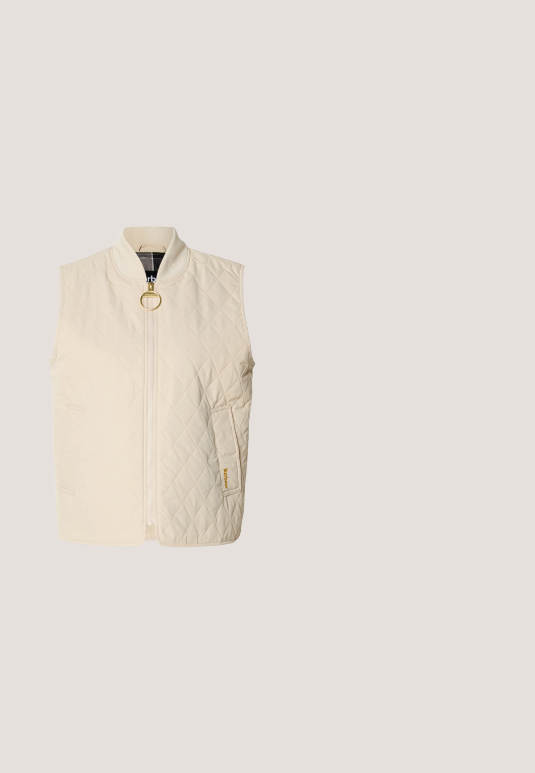 Crème kleurig gewatteerd mouwloos vest met een ritssluiting aan de voorkant en een goudkleurige ringtrekker, geribbelde kraag en schuin geplaatste zijzakken met Barbour-logo borduursel.; Top met lange mouwen, geribbelde stof met beige en witte horizontale strepen en een ronde halslijn.;  Lichtblauwe denim jeans met een klassieke rechte pasvorm, vijf zakken en een knoopsluiting, met subtiele vervaging en een stevige textuur.; Leren sneakers met een tan en bruine kleurstelling, voorzien van een luipaardprintaccent aan de zijkant en een gestructureerde rubberen zool.; Bruine leren en suède tote met met gouden gesp verstelbare handvatten en een brede, afgeronde bovenopening op een effen achtergrond.; Paar kleine, stevige oorstekers in goudkleur met gladde, gebogen, abstracte vormen op een lichte achtergrond.
