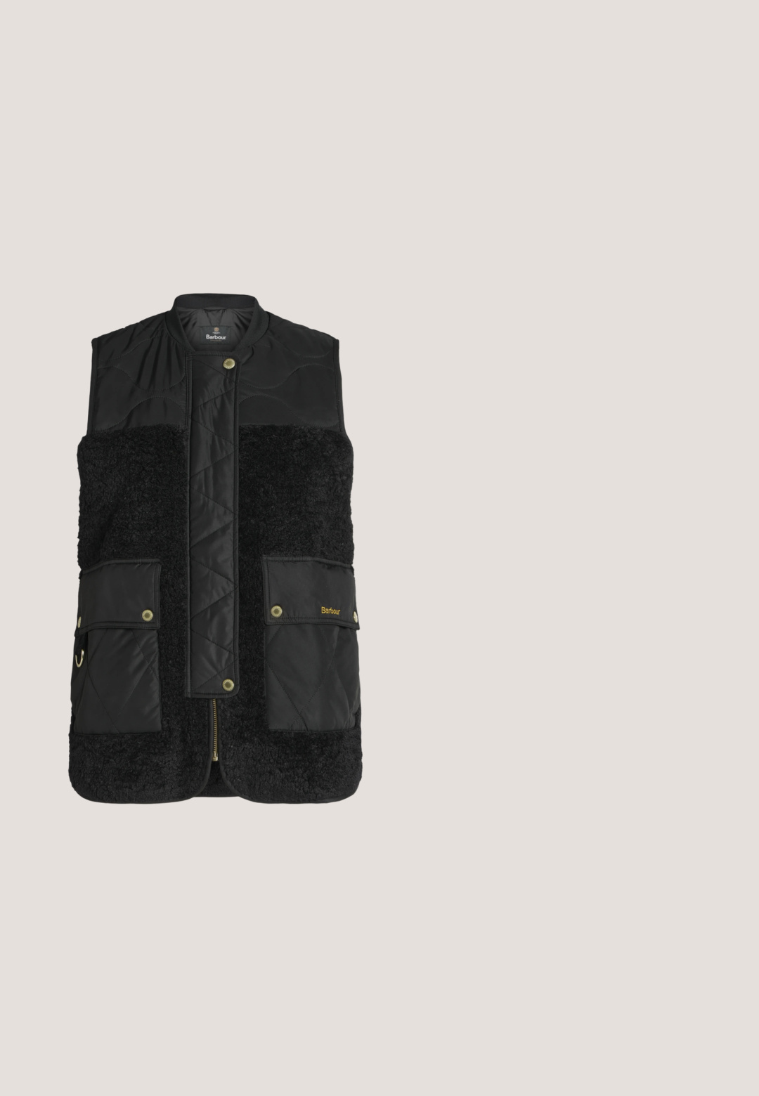 Zwarte mouwloze doorgestikte fleece-vest met drukkers, ritssluiting aan de voorkant, twee klepzakken en Barbour-logo op de rechterzak.; Zwart geribd shirt met lange mouwen, ronde hals, vijf gouden knopen op de knoopsluiting en een klein borstzakje met logopatch.; Wijd gesneden denim jeans in medium blauw, met een hoge taille, vervaagd detail en een klassiek vijf-pocketdesign met gestikte accenten.; Bruine suède enkelboots met een met bont gevoerde kraag, voorzien van gouden hardware, een ronde neus en een robuuste rubberen buitenzool.; Donkerbruine suède tote met twee schouderbanden, kleine krokodillenstructuurafwerking en een gouden knoopsluiting.; Oorbellen in goudkleurige stervorm met een centrale heldere steen, omringd door kleinere kristallen en parels, met puntige sterachtige accenten.