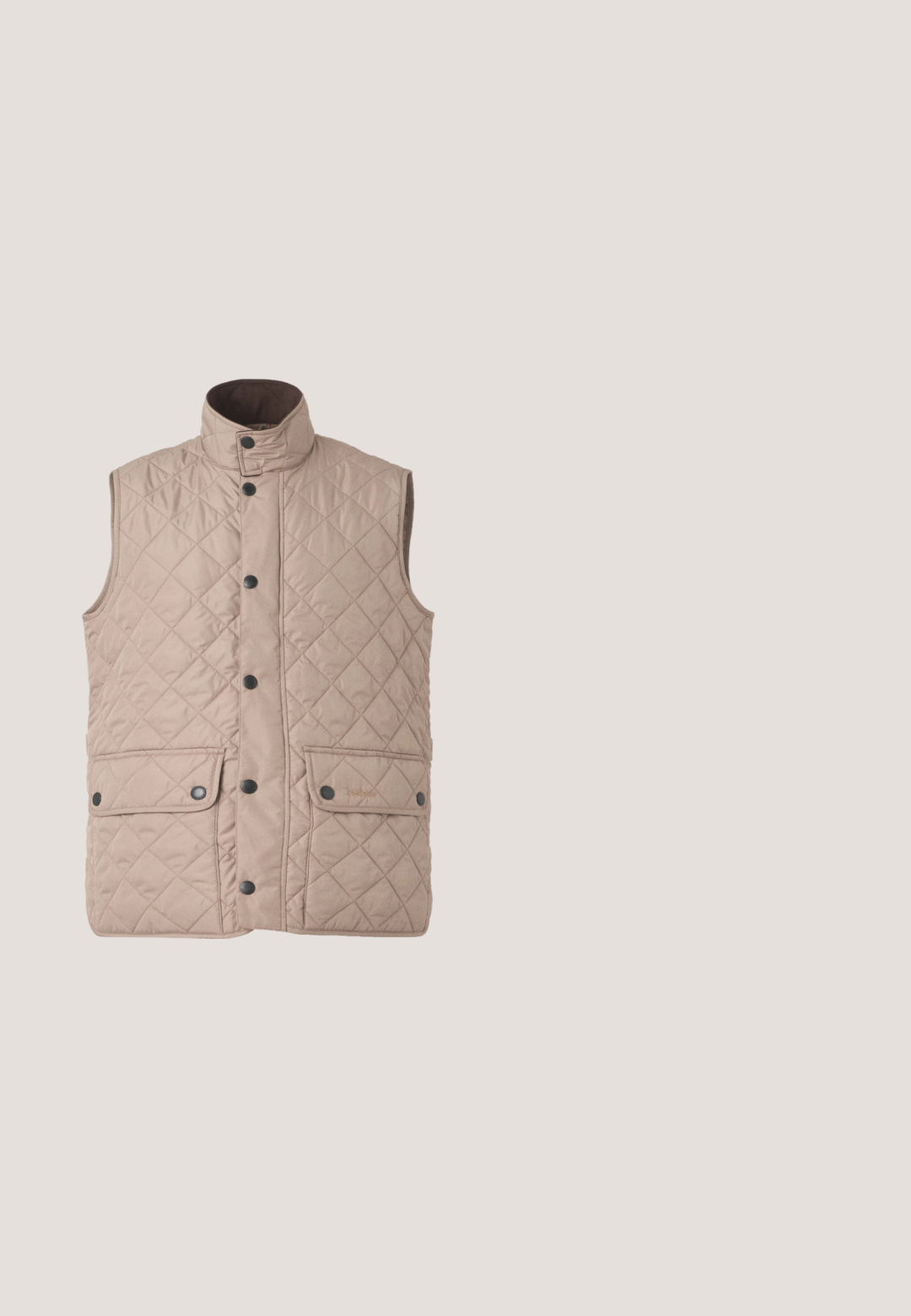 Barbour NEW LOWERDALE  - Weste - washed stone; Gelber Kabelstrickpullover mit halbem Reißverschluss am Kragen und kleinem besticktem Logo auf der linken Brust, langen Ärmeln sowie gerippten Bündchen und Saum.; Beige Strickshirt mit kurzen Ärmeln, rundem Ausschnitt und Zweiknopf-Leiste, mit dezenter vertikaler Rippenstruktur.; Braun- und schwarzkarierten Hosen mit Falten, seitlichen Taschen und einer Gesäßtasche mit Knopfverschluss. Der Stoff hat eine glatte Textur.; Braune Lederschuhe mit glatter Textur, Schnürdesign, runder Zehenform und kontrastierenden dunklen Akzenten an der Ferse und den Nähten.; Braune Ledermessenger-Tasche mit flachem Deckel, doppelten Schnallen und abnehmbarem Trageriemen, mit glatter Oberfläche und robusten Hardware-Details.