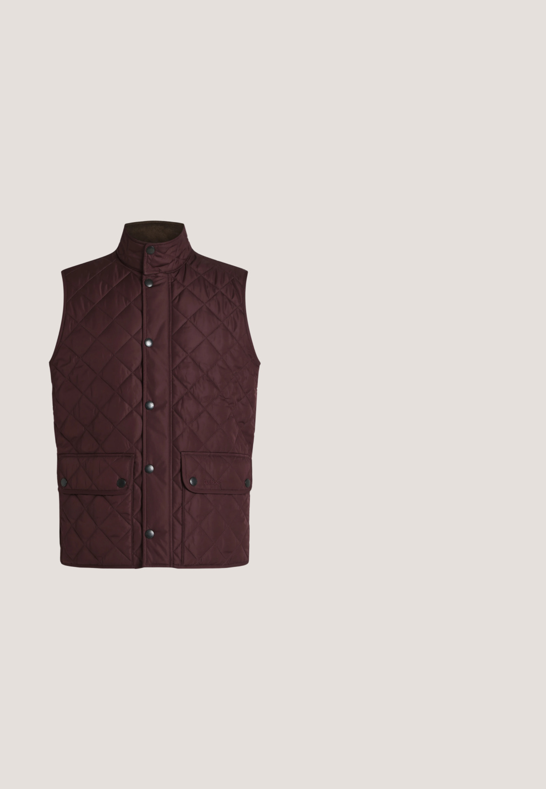 Veste sans manches matelassée marron foncé avec col montant, six boutons-pression noirs sur le devant et deux poches avant à rabat avec fermeture à pression.; Sweat-shirt beige à manches longues avec col et poignets côtelés, orné de motifs floraux brodés en marron foncé et blanc sur les manches et les épaules.; T-shirt en coton vert clair à manches courtes, col rond et petit logo brodé sur la poitrine gauche.; Jean en denim bleu foncé avec fermeture par boutons, cinq poches, légère décoloration aux cuisses et coupe droite.; Baskets en daim beige crème avec des rayures bleu marine, lacets blancs et une semelle en caoutchouc brun. Logo affiché sur le côté et le talon.; Sac de sport en cuir marron avec deux poignées, une bandoulière noire réglable et un petit logo "BOSS" au centre à l'avant.