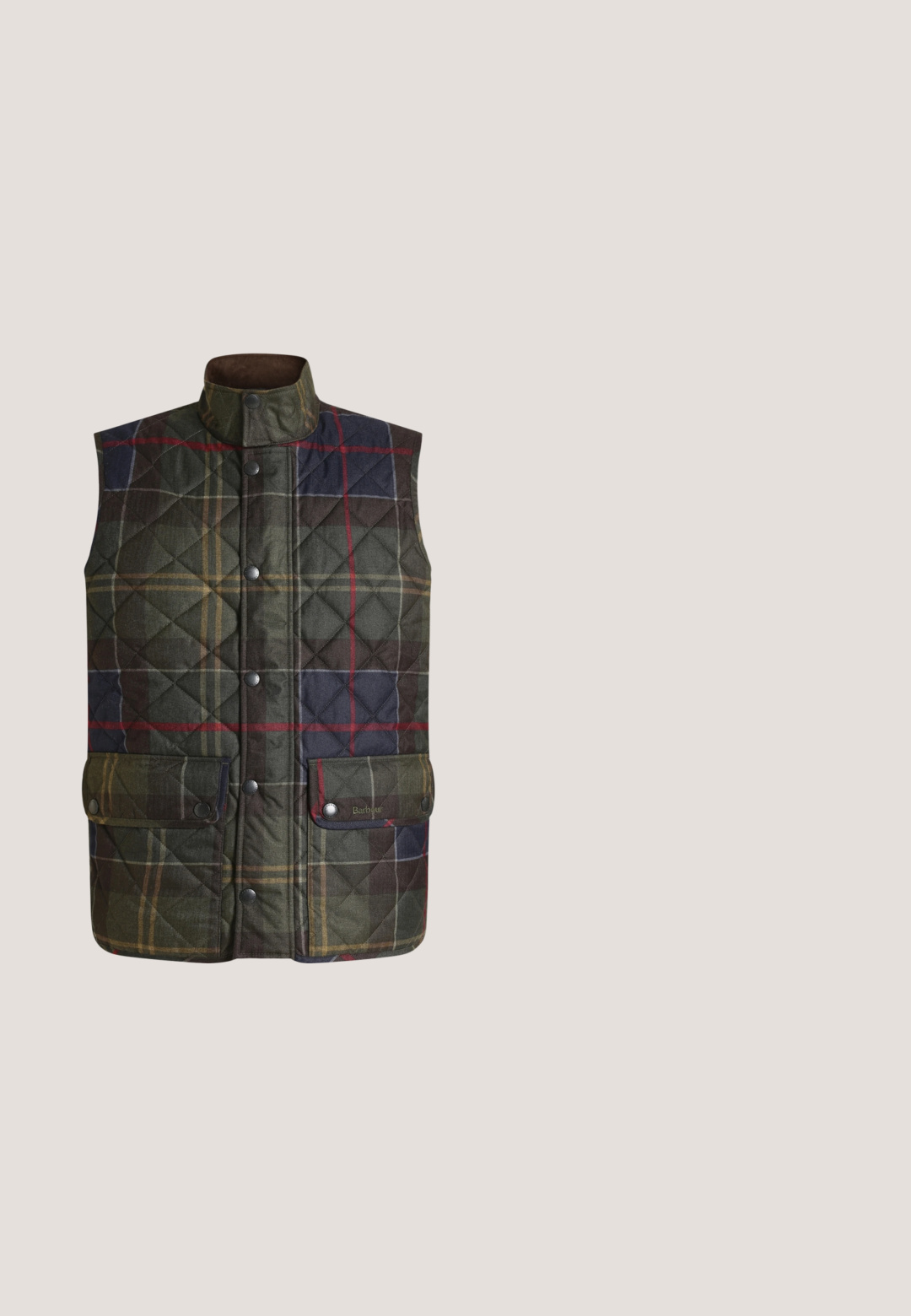 Ärmellose gesteppte Weste mit Stehkragen, dunkelgrünem und dunkelblauem Tartan-Muster, vorderen Druckknöpfen und zwei aufgesetzten Taschen mit Druckknöpfen.; Marineblauer Herrenblazer mit Zwei-Knopf-Verschluss, Revers mit Kerbkragen und drei Vorderentaschen, dargestellt vor weißem Hintergrund.; Dunkelblaues Denim-Langarmhemd mit durchgehender Knopfleiste, mit Knöpfen am Kragen und weißem Barbour-Logo auf der linken Brust.; Denim-Jeans mit einem dunkelblauen Waschung, geradem Bein, fünf Taschen und Kontrastnähten. Verfügt über einen vorderen Knopfverschluss.; Brauner Leder-Schnürstiefel mit Broguemuster, strukturiertem Obermaterial, Gummisohle und Zugschlaufe. Robuste Verarbeitung mit filigranen Details.; Barbour REVERSIBLE TARTAN BELT - Gürtel - brown
