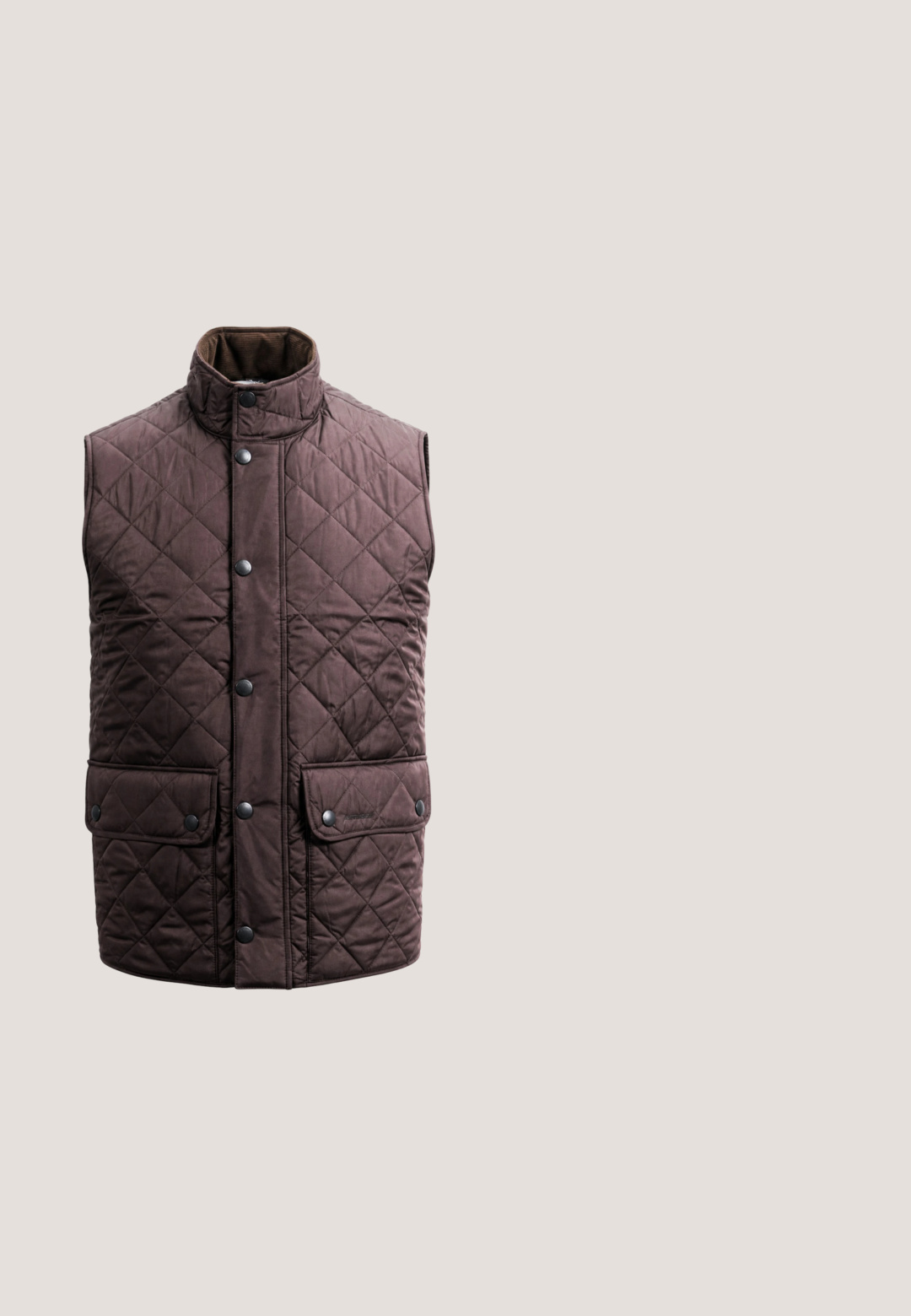 Gewatteerde donkerbruine jasstof met zwarte drukknopen en een gestikte zakklep met het Barbour-logo in reliëf.; Donkerrode kabelgebreide trui met geribde kraag, halve rits, lange mouwen en een klein geborduurd logo op de borst.; Rugbyshirt met lange mouwen met witte en donkere horizontale strepen en een witte kraag, weergegeven op een effen witte achtergrond.; Donkerblauwe denim jeans met een recht model, vijf zakken en contrasterende stiksels op de naden. Gladde stofstructuur.; Lage bordeaux sneaker met zwarte zijstreep, zwarte hiel, vetersluiting en bruine rubberen zool op neutrale achtergrond.; Bordeaux schoudertas van gladde stof met hardware in zilvertint, verstelbare zwarte schouderband en een voorzak met rits. Voorzien van een logo-plaatje.