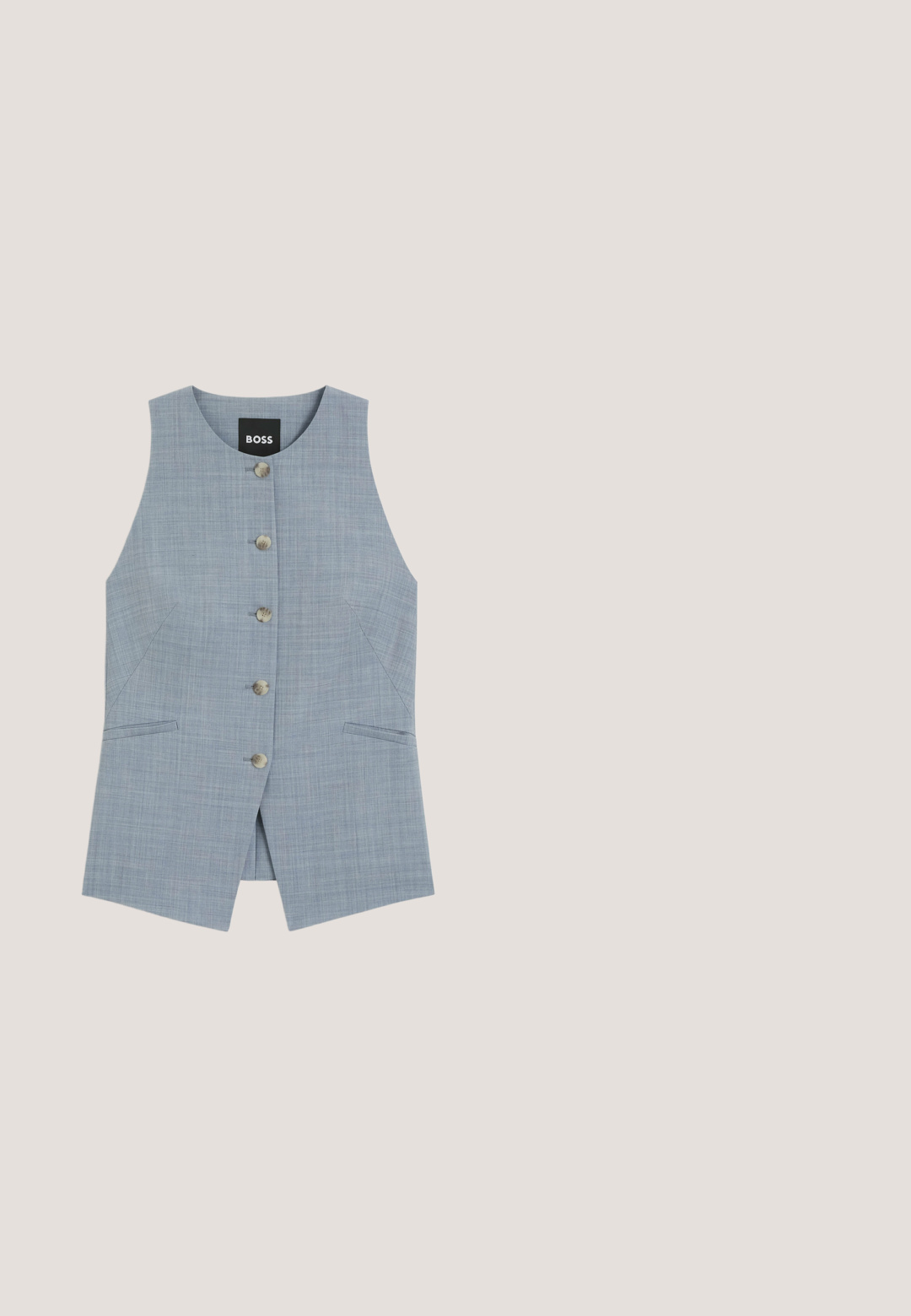 Gilet cintré sans manches bleu clair avec cinq boutons beige sur le devant, deux poches inclinées et un col rond.; Chemise courte bleu clair à boutons, col pointu, manches longues et ourlet droit. Fabriquée en tissu de coton lisse.; Pantalons à jambe large en bleu clair uni, fabriqués en tissu lisse. Dotés d'une taille haute avec des plissés, offrant un look contemporain et cintré.; Mocassin en daim bleu clair avec semelle beige et détail en métal argenté sur le dessus, talon plat, et coutures apparentes sur la partie supérieure.; Lunettes de soleil carrées surdimensionnées avec des montures marron, des branches bleu clair et des verres teintés marron dégradé sur fond blanc.; Sac à main en cuir bleu clair avec deux poignées, ferrures dorées et logo "Lancaster Paris" à l'avant.