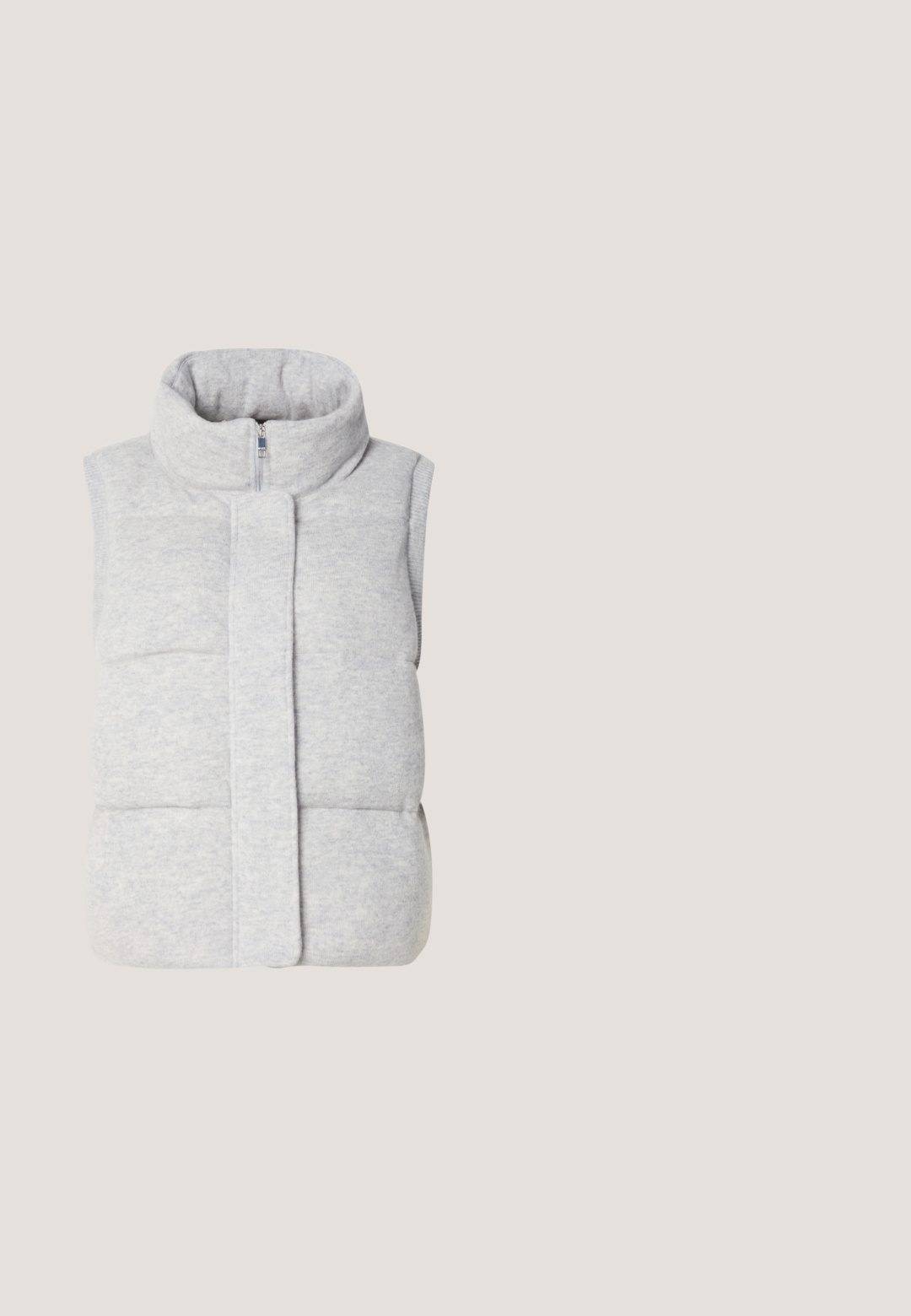 BOSS FOCRINA - Vest - light pastel grey; Grå halvlange zip-sweater med en ribbestrikket krave og struktureret strikkemønster. Har lange ærmer og et lige snitdesign for en oversized pasform.; Langærmet cremefarvet ribstrikket top med asymmetrisk dobbelt scoop-halsudskæring og tætsiddende silhuet.; Højtaljede, vide sorte denim jeans med frontlommer og et stofbælte, der er bundet i en sløjfe i taljen.; Brune ruskinds ankle støvler med en tekstureret gummisål, der har snørebåndsdesign og en blød foring langs kraven for ekstra komfort.; Brun mulepose med mørkebrune læderhåndtag og topsektion, med et lille påsat lædermærke.