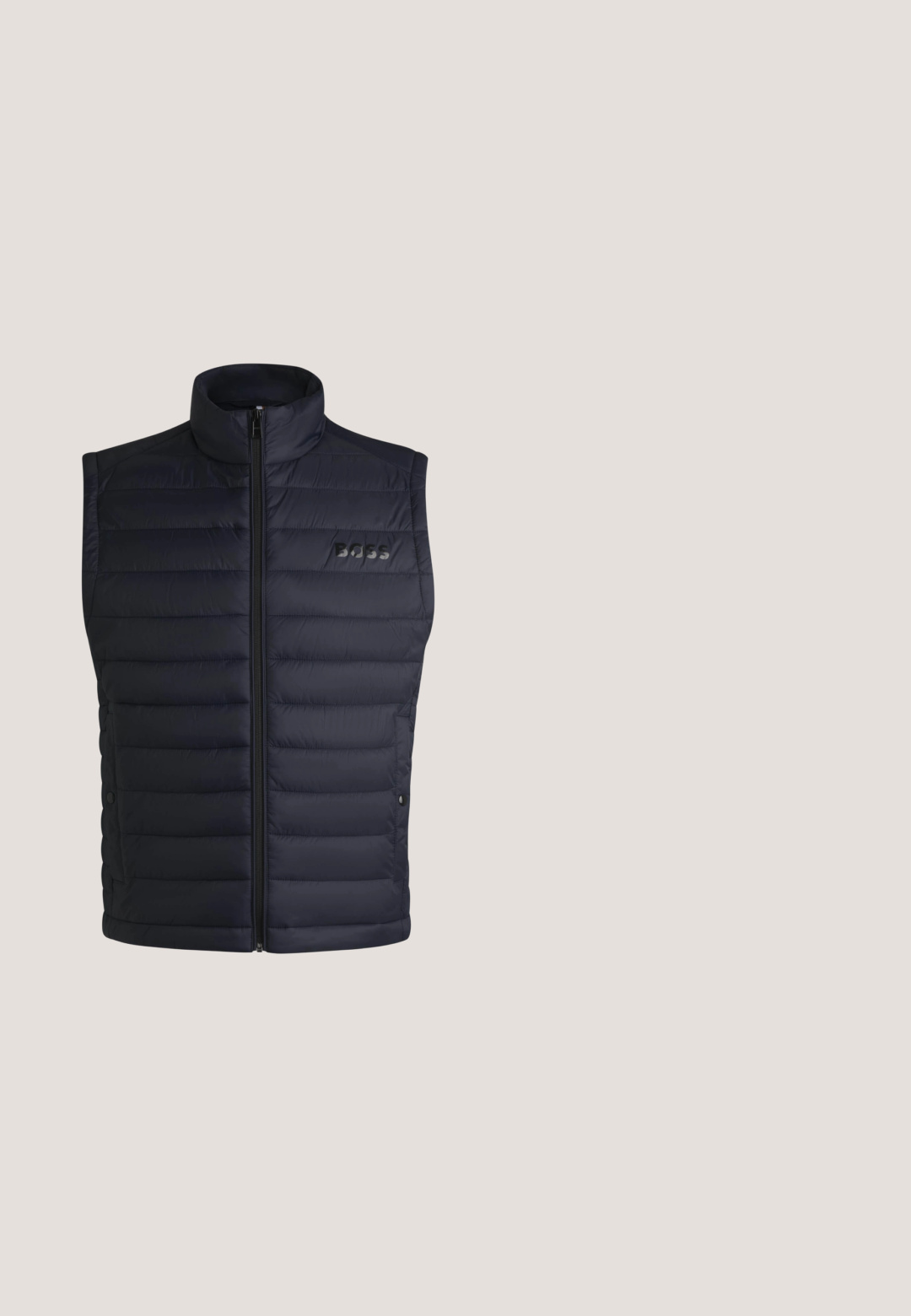 Mørkeblå ærmeløs vest med høj krave, polstret design, lynlåslukning foran og et minimalistisk logo på brystet.; Mørkeblå crew-neck sweater lavet af glat stof, med ribbede manchetter og kant, samt et subtilt præget logo på brystet.; Blå bomulds t-shirt med rund halsudskæring, korte ærmer og et lille, præget logo i en firkant. Den indvendige krave har en orange detalje.; Mørkeblå denimjeans med lige ben, der har forlommer, lynlås og diskrete syninger.; Mørkeblå BOSS-sneaker med hvid sål, snørebånd og strukturerede sidepaneler, svævende indendørs foran en væg af glasblokke og betongulv.; Marineblå firkantet crossbody-taske med lynlåslomme foran, sort justerbar strop og præget BOSS-logo på glat stof.