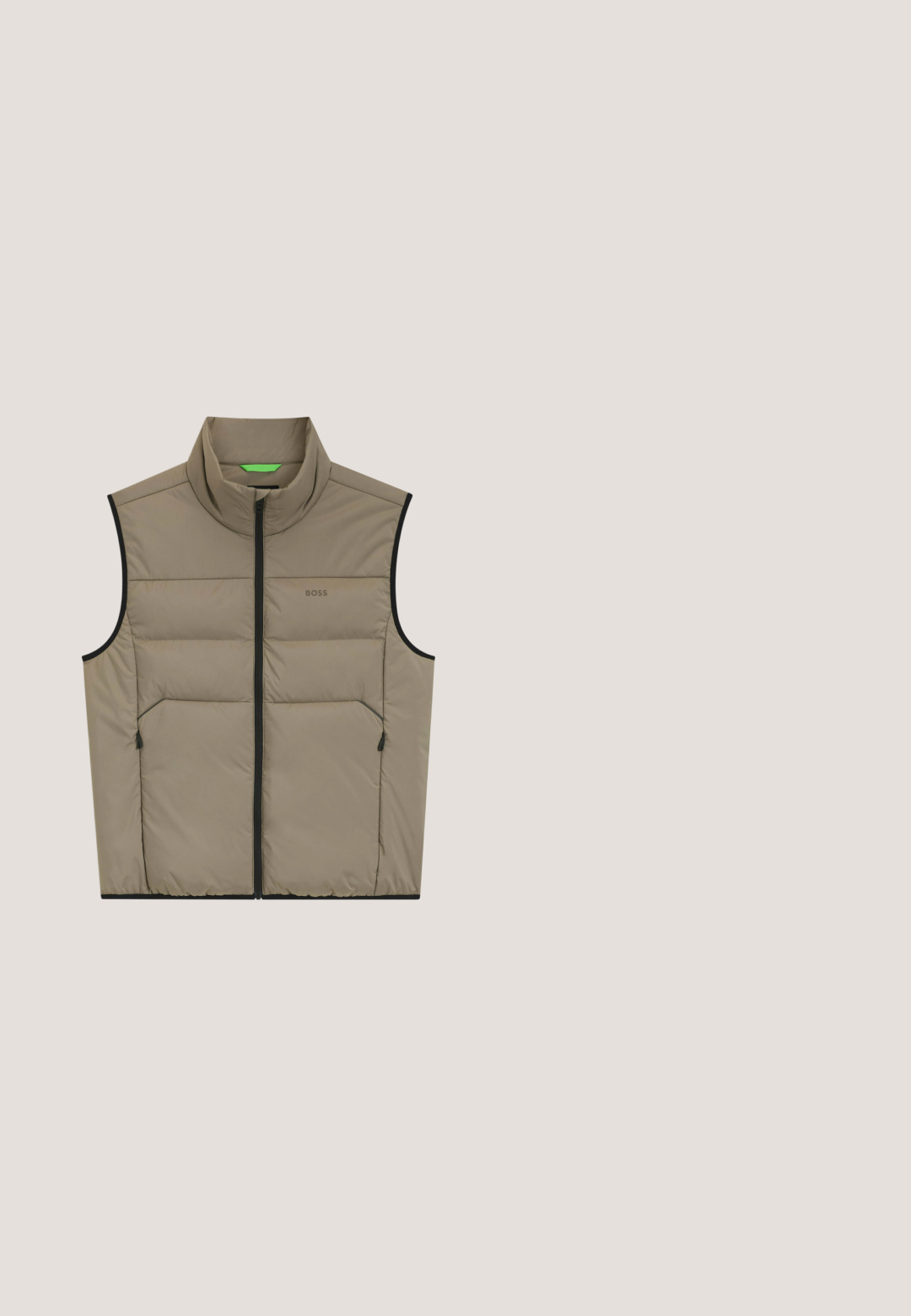 Beige mouwloze gewatteerde bodywarmer met zwarte rits, twee ritstaspockets en het logo "BOSS" op de borst.; Lichtbeige trui met lange mouwen, een zwarte halve rits aan de voorkant en het woord BOSS op de linkerborst.; Beige poloshirt met korte mouwen met geribbelde bovenkant, zwarte kwart-ritssluiting en "BOSS" logo op de borst.; Olijfgroene joggingbroeken van zachte stof, met zwarte zijzakken met ritssluiting en een zwarte tailleband. Voorzien van een subtiel logodetail.; Witte leren sneaker met een ronde neus, minimalistisch ontwerp, grijze veters en een gestructureerde grijze rubberen zool. Fijne stikdetails zichtbaar.; Compact beige schoudertas met voorvak met ritssluiting, zwarte ritstrekker, olijfgroene verstelbare band en "HUGO"-logo aan de voorkant.