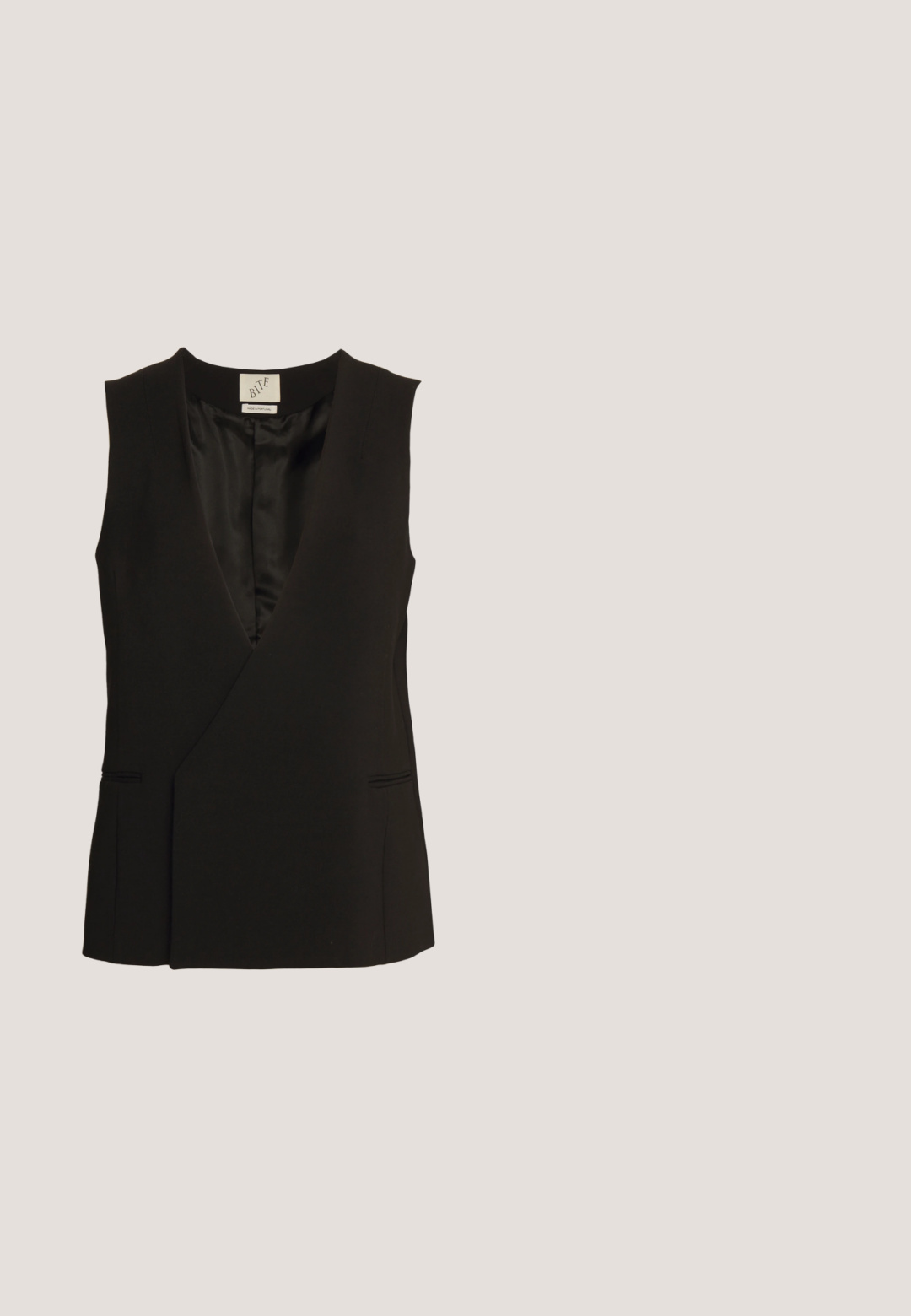 BITE Studios TUXE SLEEVELESS - Veste sans manches - black; Bodysuit noir à col roulé en tissu doux, avec des manches longues, un ajustement près du corps et un bas en style string pour une silhouette épurée.; Pantalons noirs à jambes larges en tissu lisse, dotés d'une taille haute, de plis et d'une coupe ajustée. Quincaillerie noire simple à la taille.; Bottine en cuir noir avec bout pointu, petit talon kitten bas et boucle décorative en argent sur le côté près de l'orteil.; Sac noir plissé en simili cuir, avec une anse incurvée et une fermeture éclair sur le dessus. Texture lisse avec un design structuré.; Boucles d'oreilles en forme de goutte rouge, fabriquées en résine brillante, présentant une texture marbrée avec des motifs rouges foncés et noirs. Surface lisse, design symétrique.