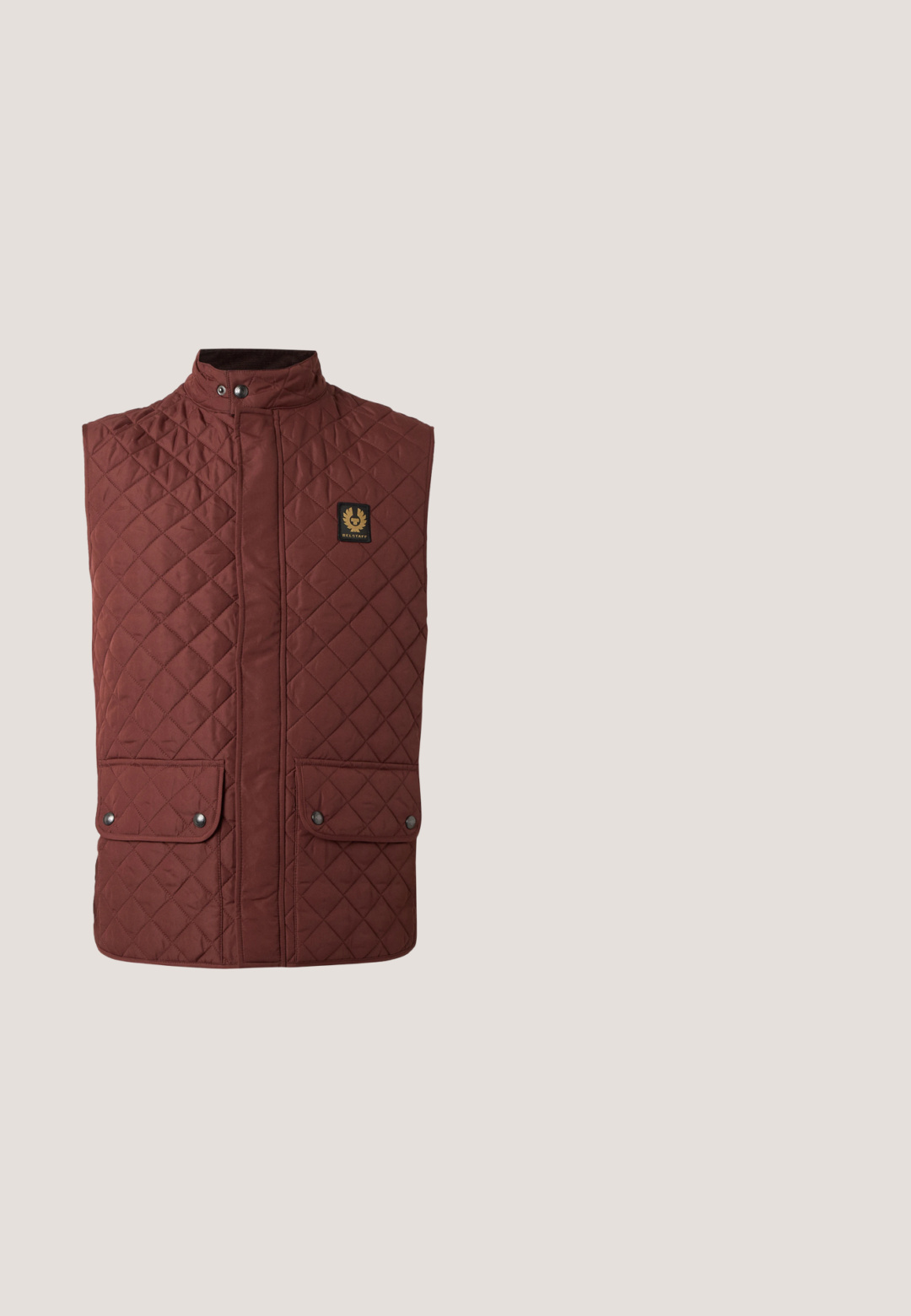 Veste matelassée marron sans manches avec col montant, fermeture par boutons-pression, deux poches avant à rabat et un petit écusson logo noir et jaune sur la poitrine.; Chemise à manches longues en tissu gris texturé avec un motif en chevrons. Présente un col rond et une coupe décontractée. Convient pour une tenue décontractée.; T-shirt marron à manches courtes et col rond avec petit logo embossé Armani Exchange sur la poitrine gauche sur fond blanc.; Pantalon de survêtement noir avec taille à cordon, poches latérales, détail poche cargo et coutures visibles. Tissu doux avec une coupe décontractée.; Sneaker basse avec semelle beige, corps crème et détails en daim vert olive, dotée de lacets blancs et d'une étiquette de marque sur le côté.; Pochette rectangulaire noire avec fermeture éclair avant et petite pochette arrondie attachée, sur un fond clair uni.
