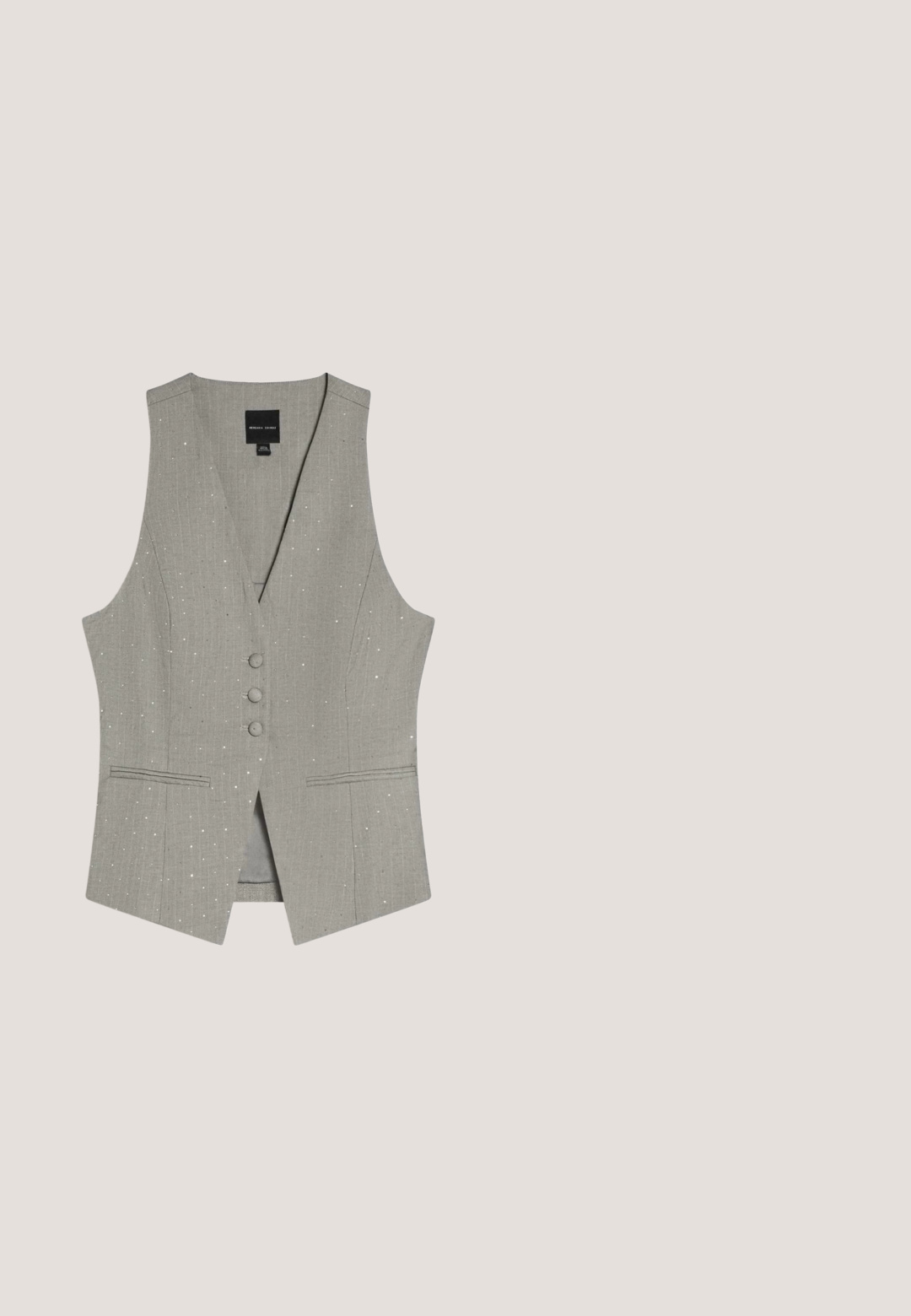 Gilet sur mesure gris à fines rayures avec trois boutons recouverts de tissu et deux poches fendues à l'avant, sans manches et de coupe ajustée.; Pull gris à manches longues en tissu côtelé, avec un col rond et une silhouette ajustée. Design simple, sans motifs ni accents visibles.; Pantalons en laine gris avec un motif en chevron subtil, coupe droite, poches avant et fermeture à un bouton à la taille.; Mocassin en cuir noir avec des pampilles, des détails en coutures, des clous argentés et un petit talon empilé, vu de côté sur un fond blanc.; Lunettes de soleil géométriques noires avec fines montures métalliques et verres teintés foncés sur fond blanc.; Trousse de toilette rectangulaire en cuir noir avec fermeture éclair et poignée latérale, présentée sur un fond blanc.