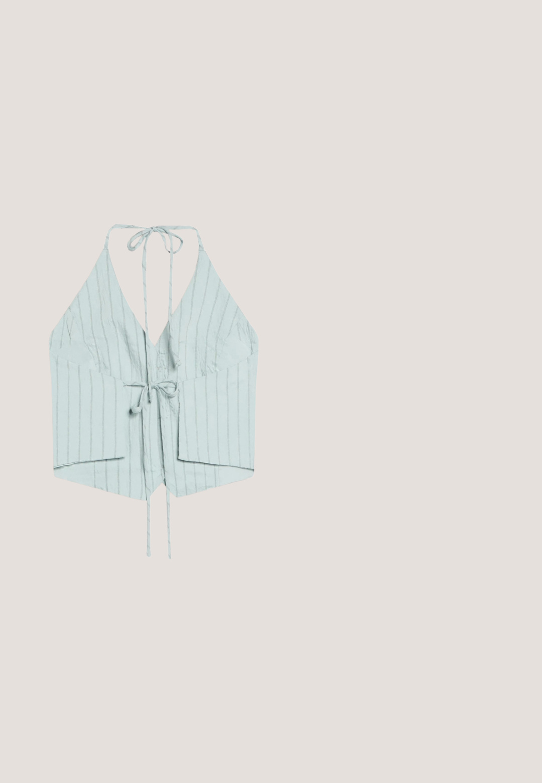 Haut sans manches bleu clair à col licou avec fines rayures verticales et deux cordons réglables à nouer au niveau du cou et du centre avant.; Blouse à manches courtes à rayures verticales bleu clair et blanches, avec des boutons sur le devant et un col pointu.; Pantalon large bleu clair avec taille élastique et cordon ajustable, présentant de fines rayures blanches verticales.; Sandale espadrille plate avec semelle en jute tressé, bride en tissu bleu clair effiloché et accent rond en cuir marron sur fond blanc.; Petites lunettes de soleil ovales avec une fine monture écaille de tortue et des verres teintés bleu clair, vues de face sur un fond blanc.; Sac fourre-tout en patchwork denim avec deux anses, texte blanc en gras "LE SAC FOURRE-TOUT" et plus petit "MARC JACOBS" sur le panneau avant.