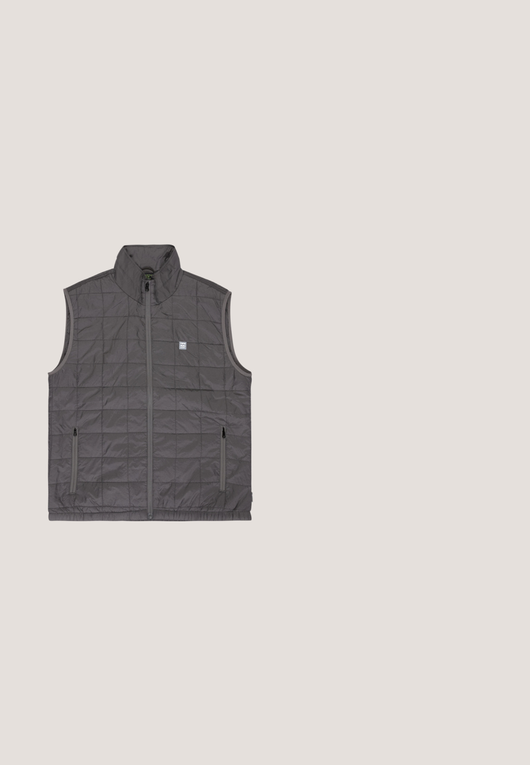 Veste matelassée sans manches gris foncé avec fermeture éclair à l'avant, deux poches zippées et un petit logo carré sur le côté gauche de la poitrine.; Hoodie noir en tissu doux, avec une poche avant, un capuchon avec cordon de serrage réglable et des poignets côtelés. Design simple avec un minimum de détails.; T-shirt noir à manches courtes avec logo texte blanc « Dropsize » sur la poitrine gauche et col rond.; Pantalon de survêtement gris clair avec une taille élastique, cordon de serrage, poches latérales et une coupe droite décontractée.; Baskets basses noires avec lacets noirs, semelle en caoutchouc avec une bande de roulement beige, et un logo DC gris foncé sur le panneau latéral.; Lunettes de soleil fines rectangulaires de couleur sombre avec des verres gris sans monture et des branches fines argentées sur fond blanc.