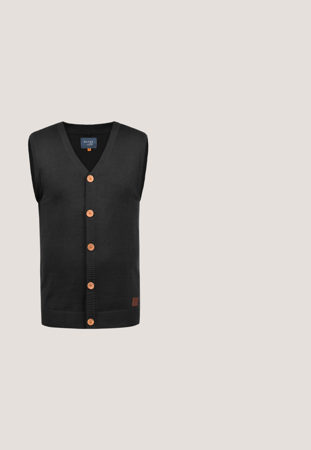 Blend BHLENNARDO - Vest - black; Sort sweatshirt lavet af blødt stof med rund hals, langeærmer, ribbede manchetter og kant, samt et lille mærke på den nederste side.; Sort langærmet skjorte lavet af struktureret stof med knaplukning foran, brystlomme og krave.; Beige chinos med slim fit. Fremstillet af en blanding af bomuldsstof, med to sidelommer og en enkelt baglomme, afsluttet med en knaplukning.; Sort sneakers med hvide striber, lavet af blødt læder og ruskind, med en gummisål og tekstureret tåhætte. Snøres design.; Sorte firkantede solbriller med metalramme, mørke graduerede linser og tynde stænger, mærket "BOSS" på siden.