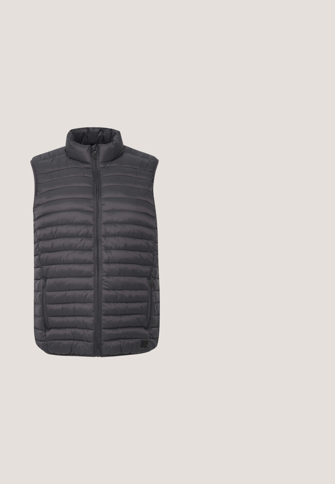 Grijze gewatteerde vest met een hoge kraag, volledige rits aan de voorkant en twee ritszakken aan de zijkant. Horizontaal gestikt ontwerp met een gladde textuur.; Zwarte hoodie van een katoenmix, met een voorzak in kangoeroestijl, een capuchon met trekkoord en een subtiel logo-ontwerp op de borst.; Witte katoenen t-shirt met een ronde hals. Heeft een klein zwart geborduurd logo op de borst. Korte mouwen en een recht model.; Zwarte sweatpants van zacht materiaal, met een elastische tailleband, een trekkoord, zijzakken en een klein logo op de heup.; Zwarte lage sneaker met getextureerde panelen, vetersluiting en dikke zool op een neutrale grijze achtergrond.; Zwarte crossbody tas met klepafsluiting, verstelbare riem, gestructureerde stof en klein geperst logo rechtsonder aan de voorkant.