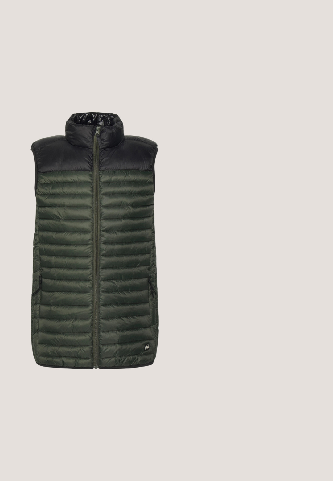 Chaleco acolchado con una sección superior negra y un cuerpo acolchado de color verde oscuro. Presenta una cremallera frontal y bolsillos laterales. Material texturizado y ligero.; Suéter de punto verde oscuro con cuello redondo, mangas largas y puños y dobladillo acanalados. Textura suave sin patrones o acentos visibles.; Camiseta de algodón blanca con cuello redondo y mangas cortas, con un corte clásico y una textura suave. Sin patrones ni elementos metálicos visibles.; Selected Chinos 175 Slim-fit brushed - Pantalones - forest night; Zapatilla de cuero blanca con acentos de ante verde, que presenta una puntera redonda, diseño de cordones y una suela de goma beige. Marca minimalista en el talón.; Polaroid Gafas de sol - havana