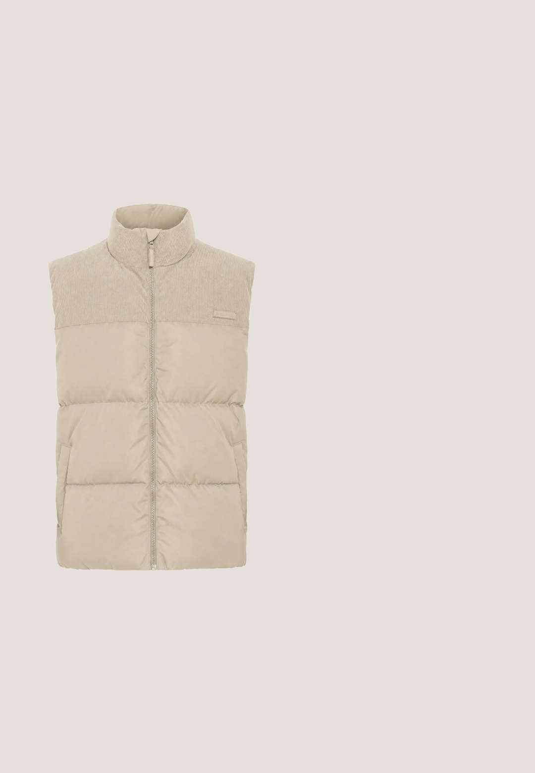 Chaleco sin mangas acolchado beige con cremallera frontal, cuello alto y textura de pana en la zona de los hombros.; Sudadera negra con un gran gráfico de astronauta en verde claro, con rayas diagonales. Puños y cintura de canalé, logotipo en la manga.; Camiseta blanca de manga corta con texto azul «Filling Pieces Breaking Bread» y un pequeño gráfico de personas diversas sentadas alrededor de una mesa.; Pantalones anchos de cintura alta negros con pasadores de cinturón, botón frontal y cierre de cremallera sobre un fondo blanco liso.; Zapatilla de ante beige con un panel marrón texturizado, talón marrón contrastante y cordones multicolor. Cuenta con una suela de goma negra y una marca dorada.; Pequeño bolso bandolera rectangular con patrón azul y blanco, con bolsillo delantero azul marino, correa con hebilla de cuero negro y correa de hombro ajustable.