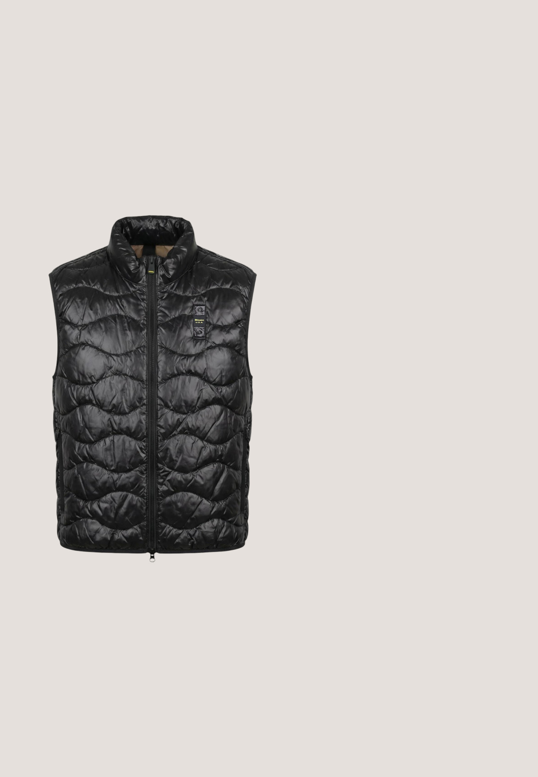 Schwarze, gesteppte, ärmellose Steppweste mit Frontreißverschluss und kleinem Markenpatch auf der linken oberen Brust.; Guess CHAIN - T-Shirt print - jet black; Schwarze, gemusterte Jogginghosen mit ausgestellten Beinen, ausgestattet mit einem Kordelzugbund und kontrastierenden roten Seitestreifen. Weicher Stoff mit strukturiertem Finish.; Schwarz-weißer Sneaker mit niedrigem Schaft und weißen Schnürsenkeln, Guess-Logo-Dreieck an der Seite, schwebend über einem grauen Boden mit Glasblockwand im Hintergrund.; Schwarze Carrera-Sonnenbrille mit dicken, rechteckigen Rahmen und verlaufenden dunklen Gläsern vor weißem Hintergrund.; Schwarze strukturierte Ledertasche mit doppelten Griffen, einem abnehmbaren Schulterriemen und einem kleinen dreieckigen Metall-Logo vorne.