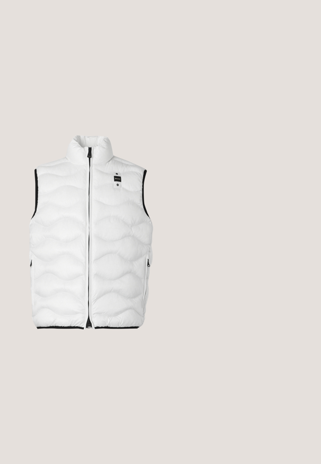Witte doorgestikte mouwloze gewatteerde bodywarmer met hoge kraag, ritssluiting aan de voorkant, zijzakken met rits en klein zwart logoplaatje op de borst.; Zwart T-shirt met korte mouwen en ronde hals, met een subtiel reliëf adelaarlogo op de borst en een merklapje binnenin de kraag.; Denim jeans in vervaagde blauwe kleur, rechte pasvorm met een hoge taille. Bevat riemlussen, vijf zakken en een metalen knoopsluiting. Licht versleten textuur.; Donkergrijze leren lage sneaker met zwarte veters en zool, minimalistisch ontwerp, zijaanzicht op een effen lichte achtergrond.; Zwarte zonnebril met een matte afwerking, vierkante montuur en donkere glazen. Heeft een subtiele logo aan de zijkant en een gladde textuur.; Zwarte rechthoekige crossbodytas met voorvak met rits, verstelbare schouderriem en klein metalen logo bovenaan in het midden.