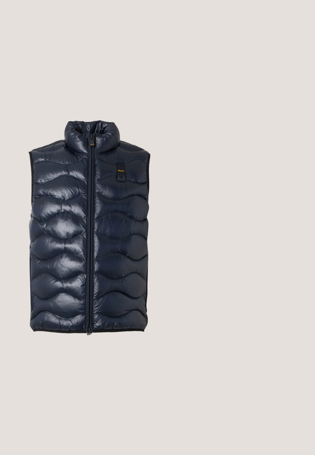 Veste matelassée sans manches bleu marine avec fermeture éclair avant et col montant, présentée à plat sur un fond clair.; Sweat à capuche bleu avec poche avant et logo EA7 Emporio Armani centré sur la poitrine, avec des cordons sur la capuche.; Chemise à manches longues à rayures verticales bleu clair et blanches, avec une poche avant et des boutons blancs au centre.; Jean droit en denim bleu avec fermeture à boutons et zip, poches avant et passants de ceinture, présenté sur fond blanc.; Baskets basses en cuir noir avec surface texturée, lacets noirs et semelle en caoutchouc épaisse, présentées de côté sur un fond clair.; Sac bandoulière rectangulaire bleu foncé avec sangle réglable, fermeture éclair et motif subtil du logo sur le panneau avant.