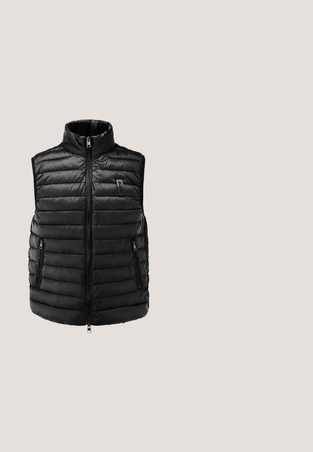 Zwarte doorgestikte mouwloze bodywarmer met hoge kraag, ritssluiting aan de voorkant, zijzakken met rits en kleine stoffen logopatch op de borst.; Zwarte hoodie gemaakt van zachte stof, met een voorzak, een capuchon met trekkoord en ribgebreide boorden en zoom voor een comfortabele pasvorm.; Witte katoenen t-shirt met vetgedrukte zwarte tekst "wat als het allemaal WERKT?" in een speelse, handgeschreven stijl. Korte mouwen.; Grijze katoenmix shorts met witte trekkoord, elastische tailleband en zijzakken. Kenmerken zijn contrasterende stiksels en een ontspannen pasvorm.; Zwarte sportieve schoenen met een gestructureerde bovenkant, witte tussenzool en rubberen zool. Beschikt over subtiele branding en een slank, modern ontwerp.; Zwarte crossbody tas van soepel nylon. Voorzien van een ritssluiting, verstelbare schouderband en een subtiele logopatch aan de voorkant. Rectangulaire vorm.