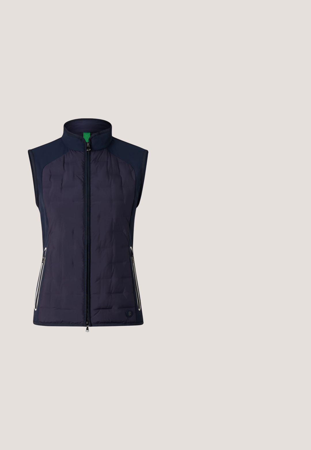 Marineblaue, ärmellose gesteppte Weste mit hohem Kragen, Frontreißverschluss und seitlichen Reißverschlusstaschen, entworfen für Wärme und Komfort.; ASICS COURT TANK - Top - bright rose; Lila doppellagige Laufshorts mit breitem Bund und kleinem rosa Asics-Logo am linken Bein.; Hellblauer Tennisschuh mit einer strukturierten Oberseite, roten Akzenten und einer halbtransparenten Sohle, in der Luft über einer Lehmbodenfläche gezeigt.; Marineblaue Lederhandschuhe mit glatter Textur, fünf Fingern und leichtem Ausschlag am Handgelenk. Verfügt über minimale Hardware am Bündchen.; Navyblauer Ledergürtel mit silberner rechteckiger Schnalle und "Vanzetti"-Logo auf der Innenseite, auf weißem Hintergrund präsentiert.