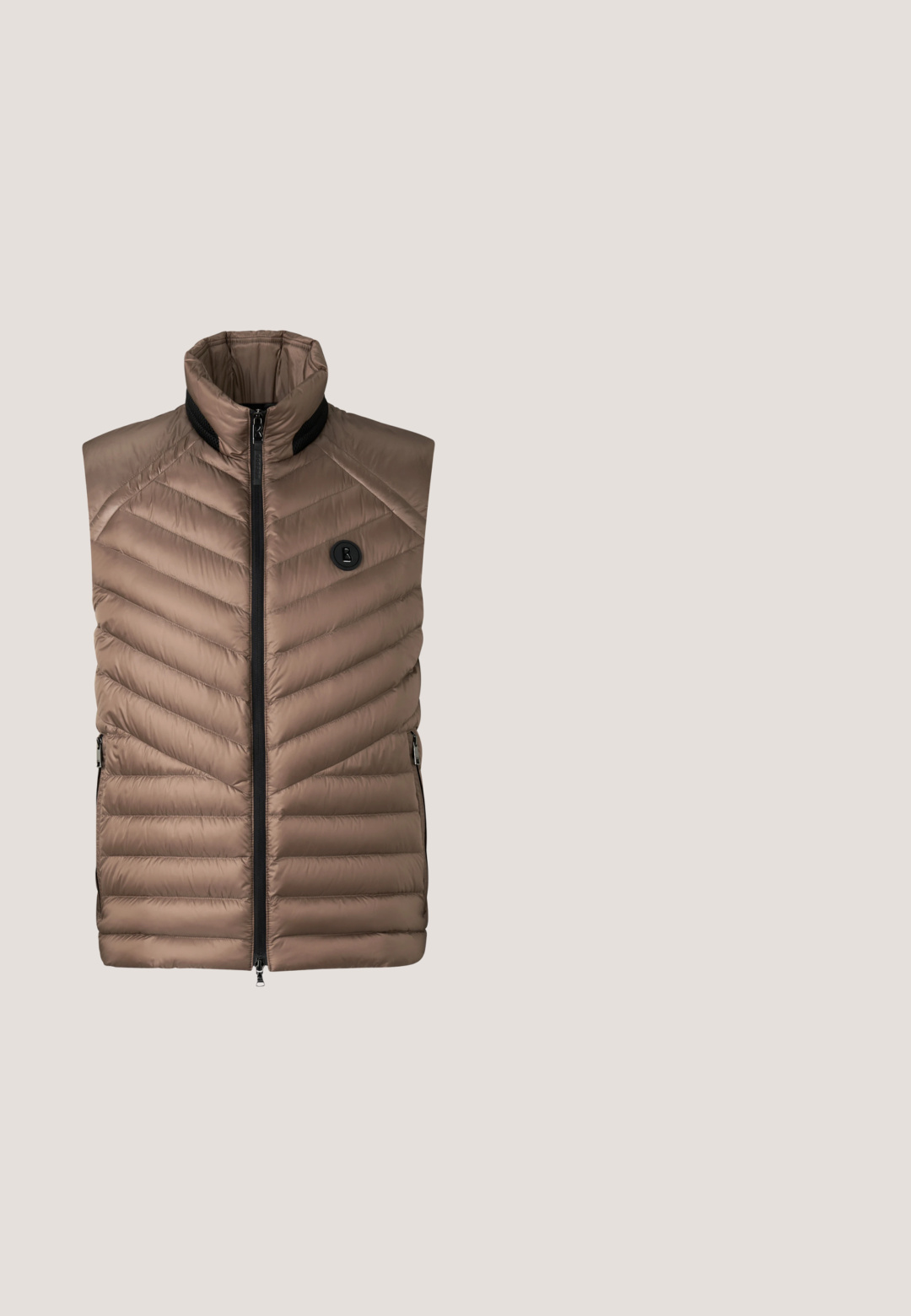 Letvægts brun dunvest med chevron-syning, høj krave, frontlynlås og to lynlåslommer på siderne.; Beige langærmet pullover med halvlange lynlås foran og et lille broderet logo på brystet, ribbet krave og manchetter.; Jack's Sportswear STRIPED  - Skjorter - army; Brune, koniske bukser med læg, knaplukning, bæltestropper og sidelommer, velegnet til både afslappet og formelt brug.; Scarosso Loafers - dark brown suede; Brun læderlaptophylster med sort lynlås på øverste venstre side, vist opret mod en hvid baggrund.