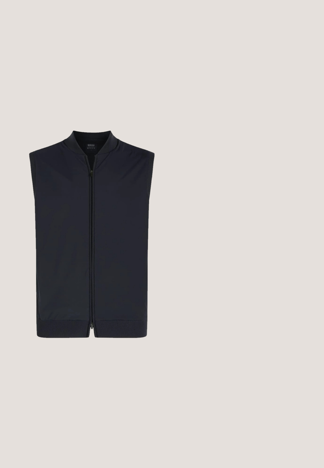 Boggi Milano AND TECHNICAL VEST - Vest - navy blue; Mørkeblå polo-shirt med korte ærmer og krave. Har diagonale stribemønstre på siderne og logo detalje på skulderen. Lavet af blødt materiale.; Grå bukser lavet af glat stof. Har en skræddersyet pasform med flad front, bæltestropper og knaplukning. Klassisk design.; Hvid atletiksneaker med tekstureret sål, lyseblå sokkefor, snørelukning med drejeknap og gul træksløjfe ved hælen på hvid baggrund.; Par sorte strikkede handsker med ribstrikkede manchetter og touchskærmskompatible spidser på tommelfingre og pegefingre.; Sort læderbælte snoet med rektangulært spænde præget med en krokodille-logo på en ensfarvet lys baggrund.