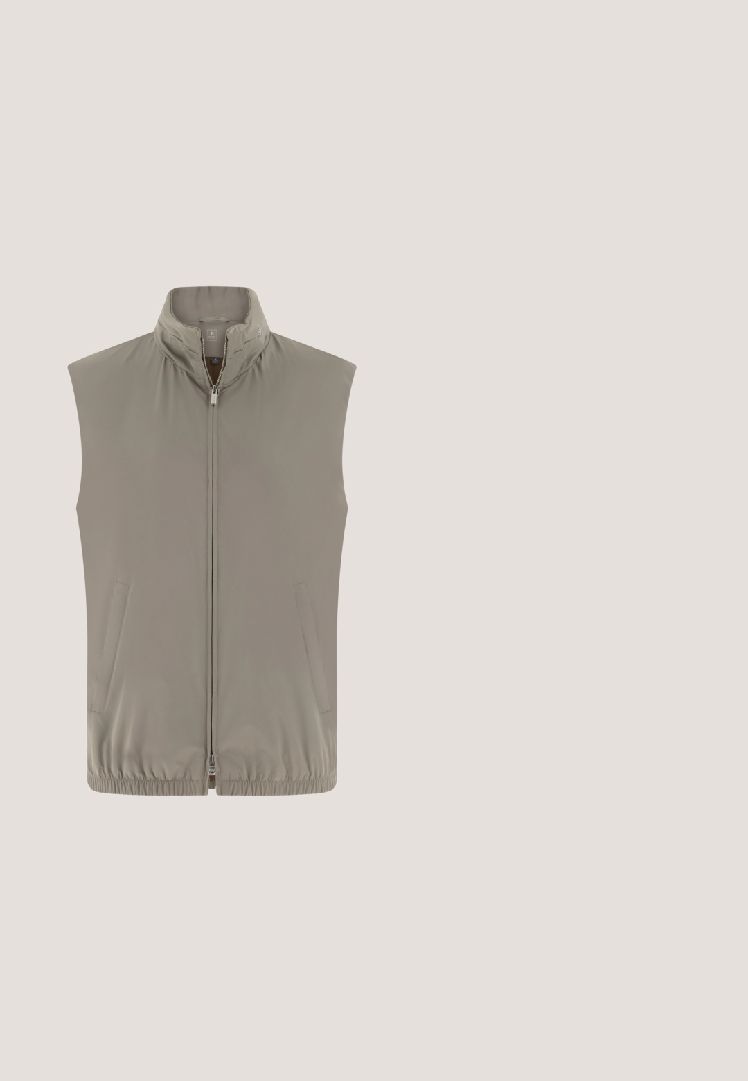 Chaleco sin mangas gris claro con cuello alto, cierre de cremallera, dos bolsillos laterales y dobladillo elástico. Hecho de un material liso y ligero.; Jersey pullover beige hecho de material de punto suave; presenta un cuello redondo y mangas largas con puños y dobladillo acanalados. Sin patrones ni acentos.; Polo beige de manga corta con sutiles rayas verticales, cuello abierto y una pequeña etiqueta negra con logo en el dobladillo inferior.; Pantalones verde oliva hechos de una tela suave con un corte relajado, cinturilla elástica con cordón y dos pliegues delanteros para un diseño adicional.; Zapatilla deportiva de cuero gris con acabado liso, suela plana de goma beige, punta redonda y cierre de cordones con seis ojales, con la marca "GINO ROSSI" en el lateral.; Bolsa de cosméticos de tela gris con una textura suave, cierre de cremallera y un panel superior de un gris más oscuro. Presenta un logo en la parte frontal y acentos de cremallera de colores.