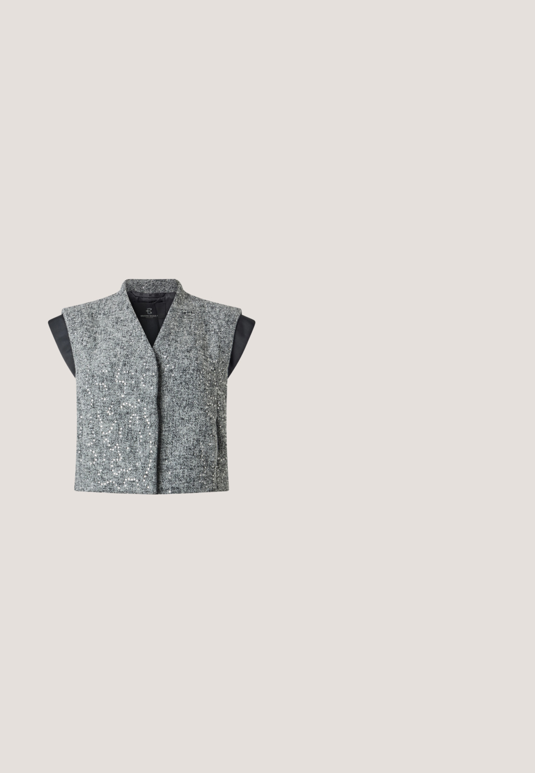 Graue Tweed ärmellose Weste mit eingebetteten silbernen Pailletten und schwarzem Futter, das unter den Armlöchern sichtbar ist, auf einfarbigem Hintergrund dargestellt.; Schwarzes Button-Up-Hemd mit strukturiertem Vorderteil, das Überlagerungsdetails, zwei Brusttaschen und einen Kragen aufweist. Hergestellt aus einem glatten Stoff mit matter Oberfläche.; Schwarze Culottes mit weitem Bein aus Kunstleder, hoher Taille, Gürtelschlaufen, vorderer Naht und wadenlanger Länge vor schlichtem Hintergrund.; Schwarzer Slingback-Schuh mit spitzer Zehe, gewebter Netzstruktur und Schnallenakzent an der Ferse. Schlanker, geschwungener Absatz. Glatte Lederdetails.; Schwarze Lederhandtasche mit zwei Griffen, dekorativen Riemen und rechteckigem Boden vor hellem, einfarbigem Hintergrund.; Paar rechteckige silberne Ohrringe mit glatten schwarzen Mittelsteinen auf schlichtem hellem Hintergrund.