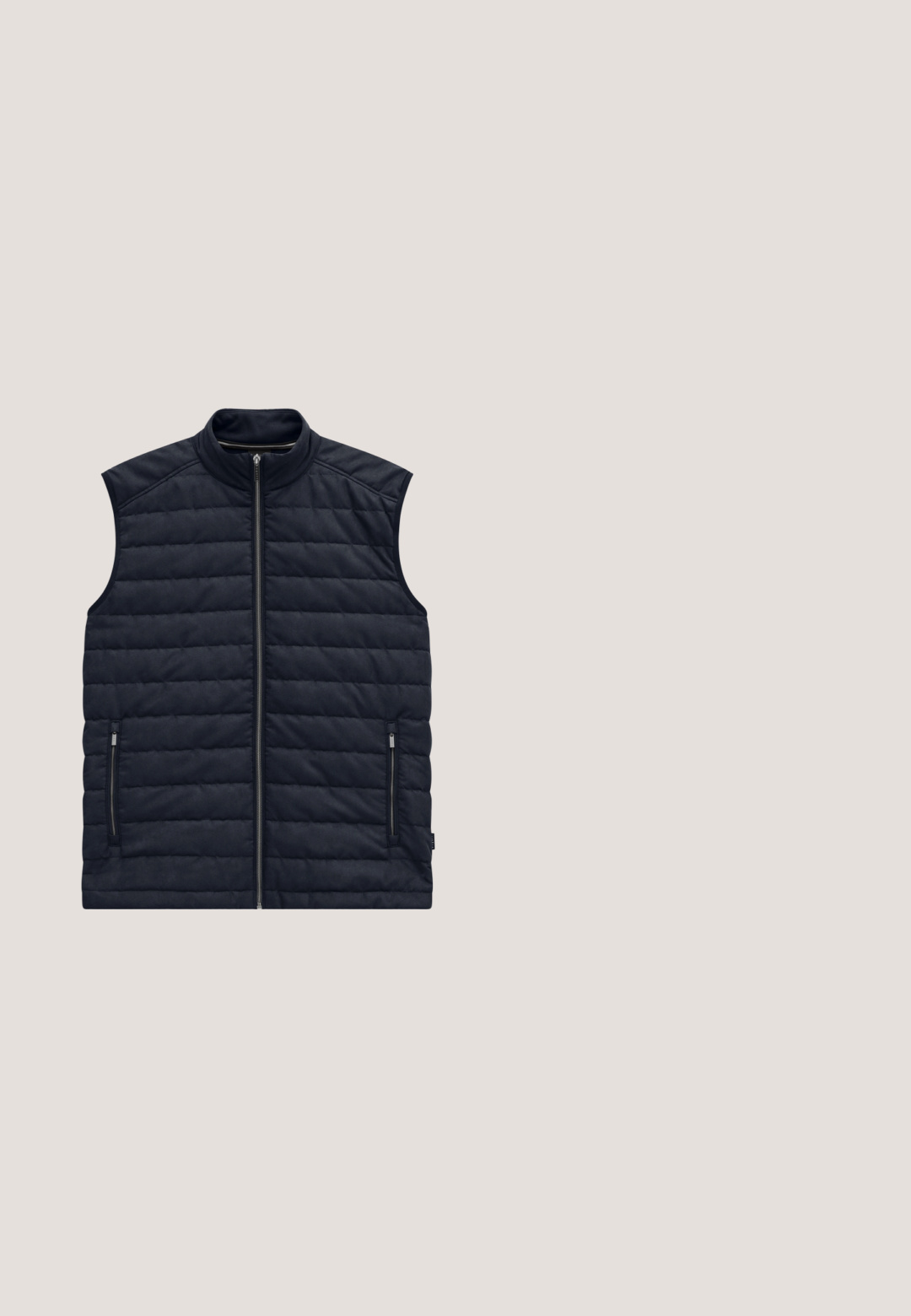 Schwarze gesteppte ärmellose Weste mit Frontreißverschluss und Reißverschluss-Seitentaschen, hohem Kragen, flach auf weißem Hintergrund gelegt.; Marineblauer Pullover mit hohem Kragen, zippered Vorderseite und Fischgrätstruktur. Lange Ärmel mit gerippten Bündchen und Saum.; Marineblaues Poloshirt aus strukturiertem Stoff, mit Stehkragen, drei Knöpfen und hellblauen Akzenten am Kragen und den Ärmeln.; Dunkelblaue Slim-Fit-Denimjeans mit Knopfverschluss und Vordertaschen, Marke Tom Tailor Größe 31/32.; TOM TAILOR Sneaker low - white navy; Piquadro MODUS  - Umhängetasche - blu